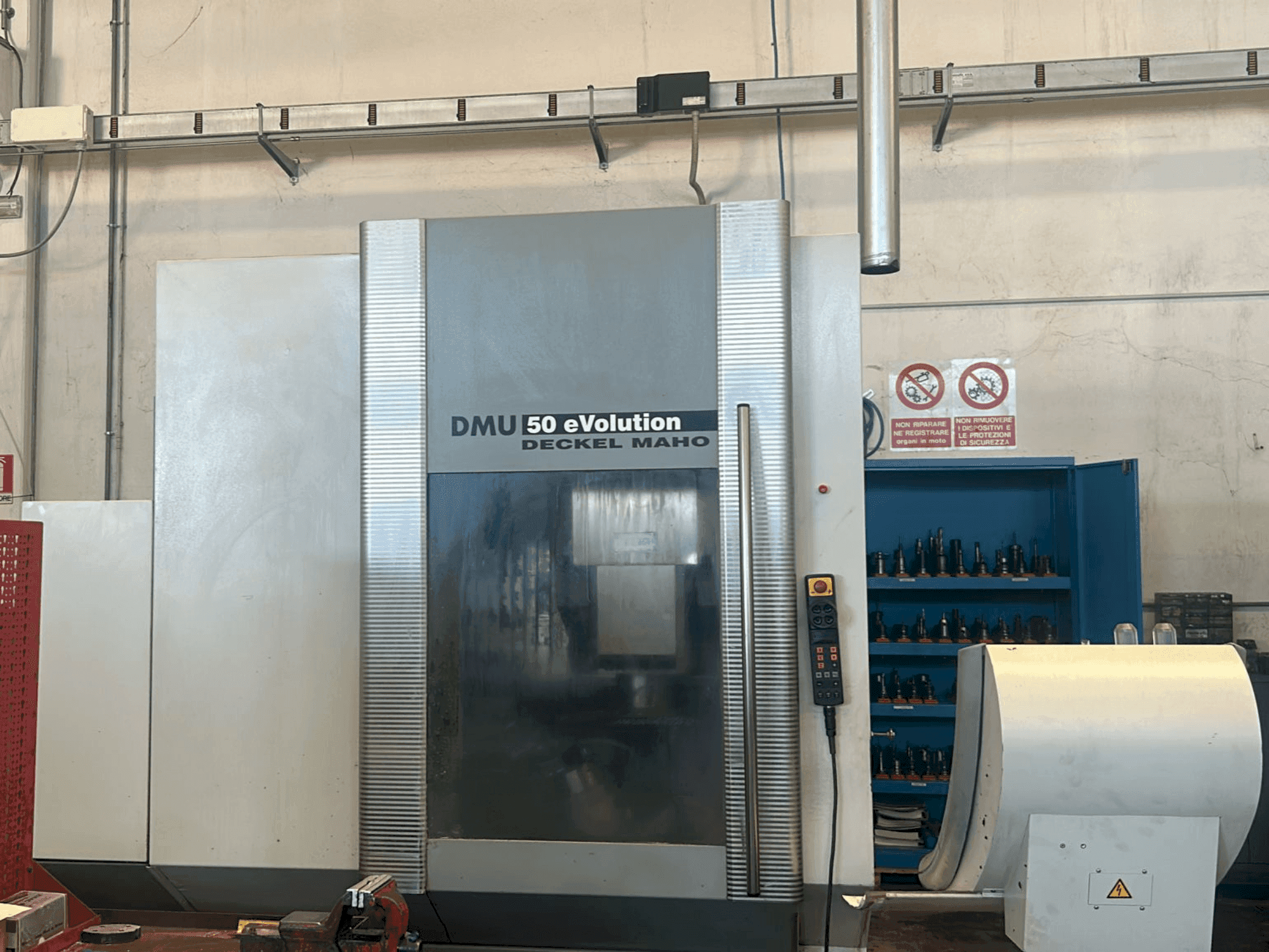 Vista frontale della macchina DECKEL MAHO DMU 50 Evolution