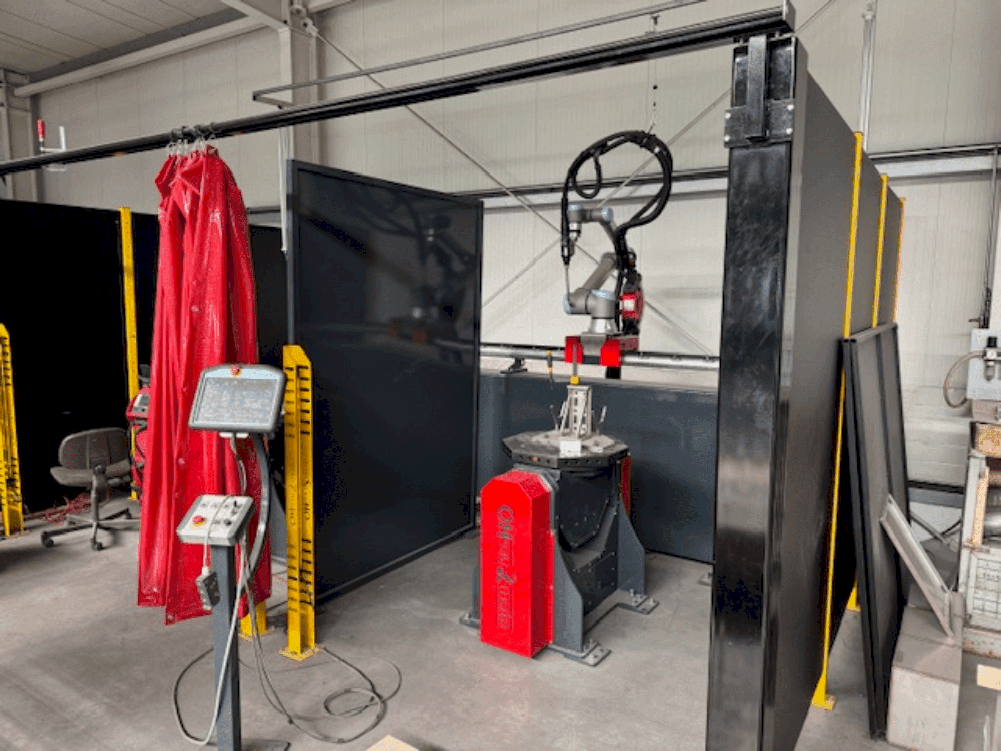 Vista frontale della macchina FRONIUS UR10 Roboter e-Series