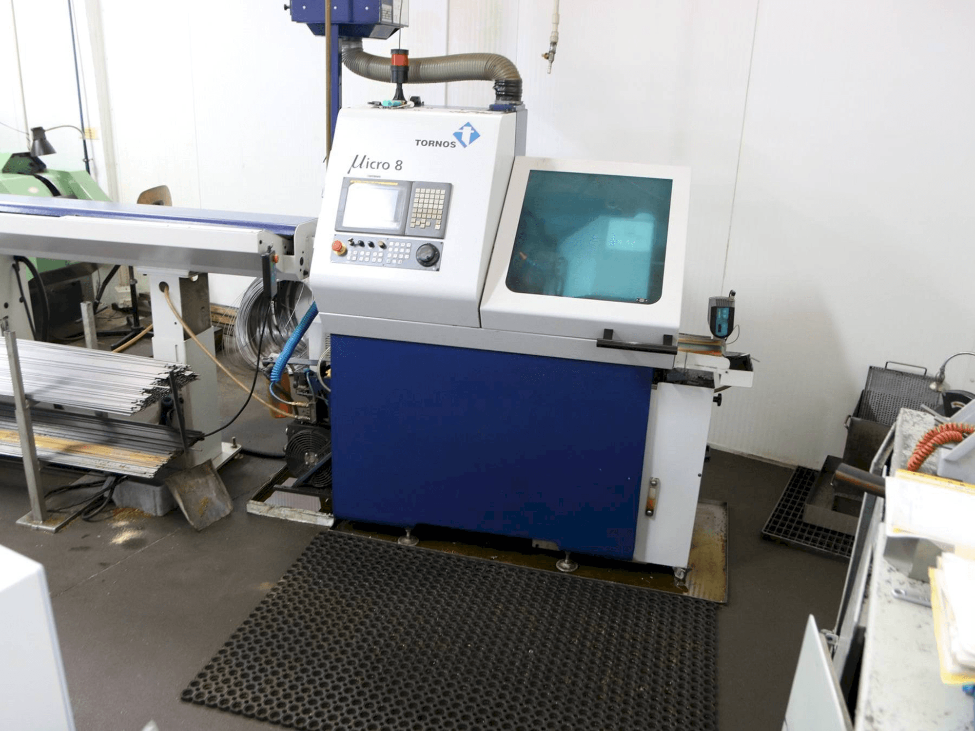 Vista frontale della macchina Tornos Micro 8