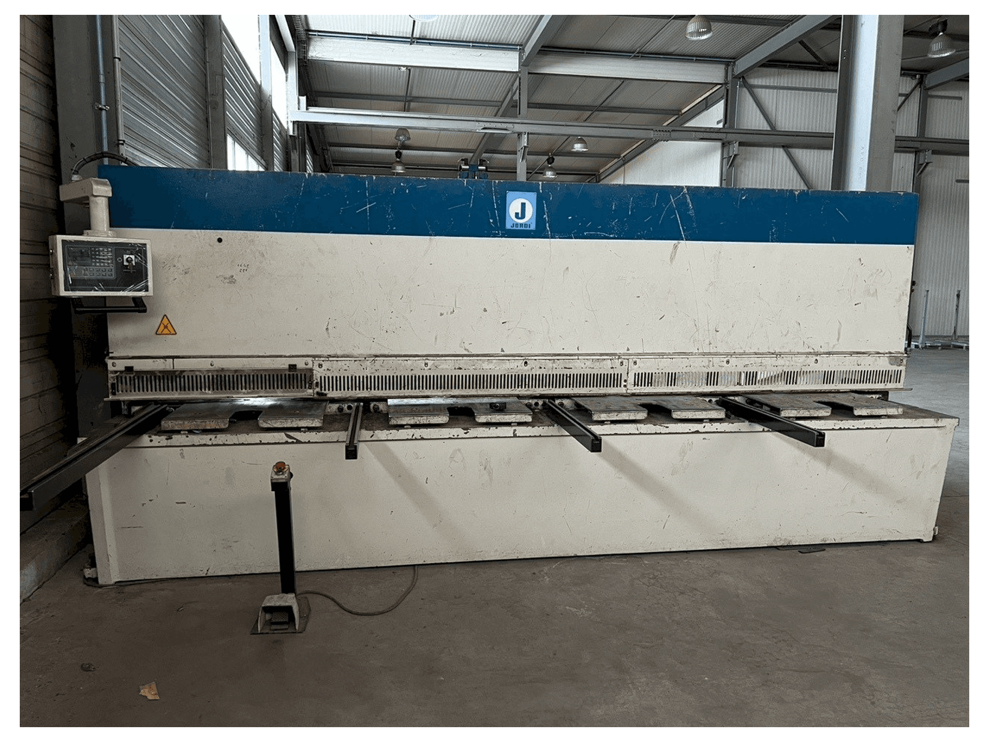 Vista frontale della macchina JORDI CH 413