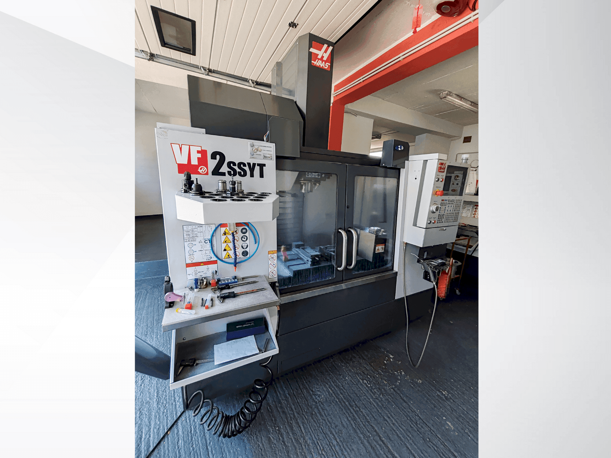 Vista frontale della macchina HAAS VF 2 SS YT
