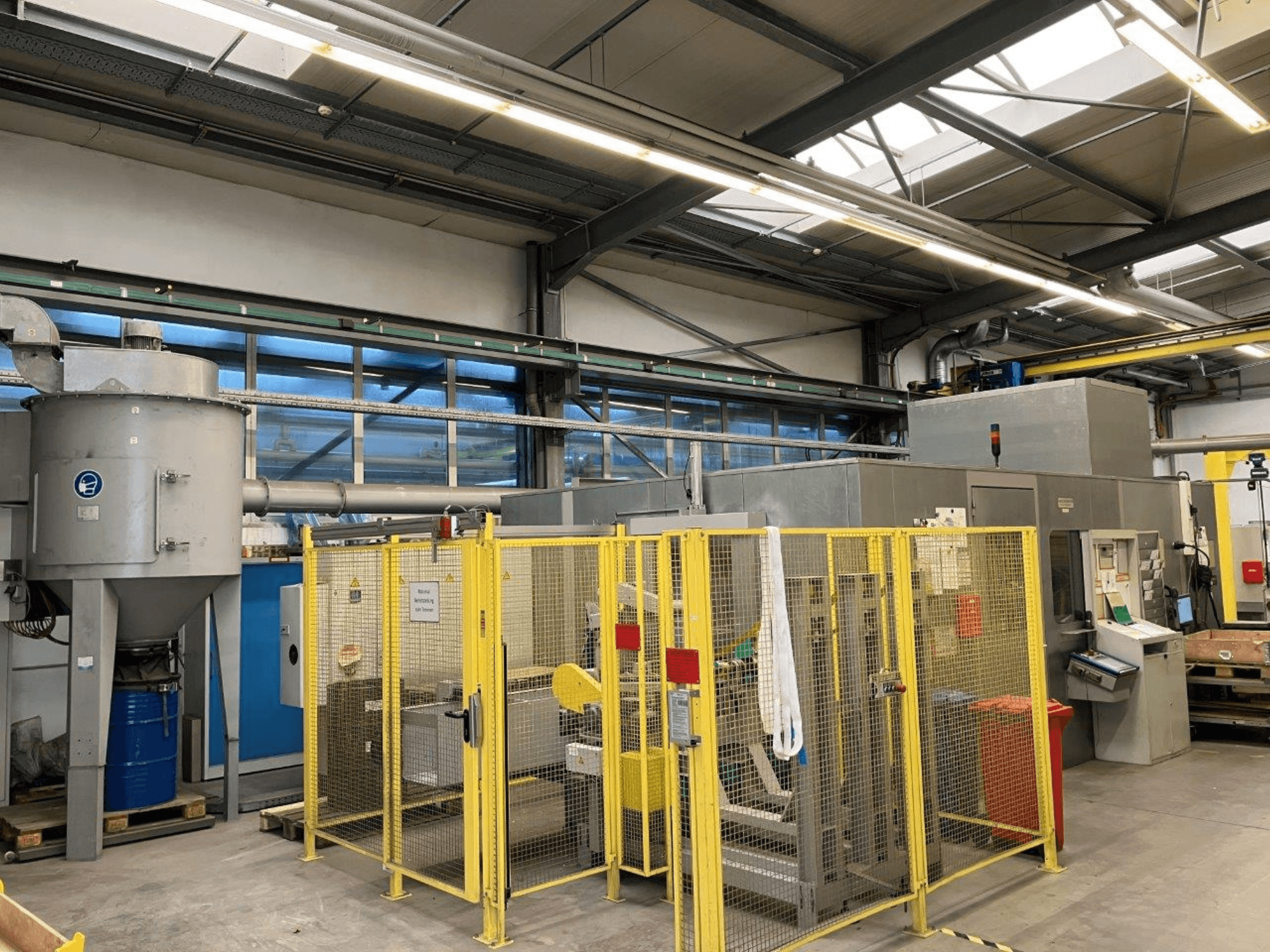 Rettificatrice senza centri HARALD BAUGMARTEN TM 400 S, vista frontale con cabina di sicurezza e sistema di aspirazione visibili.