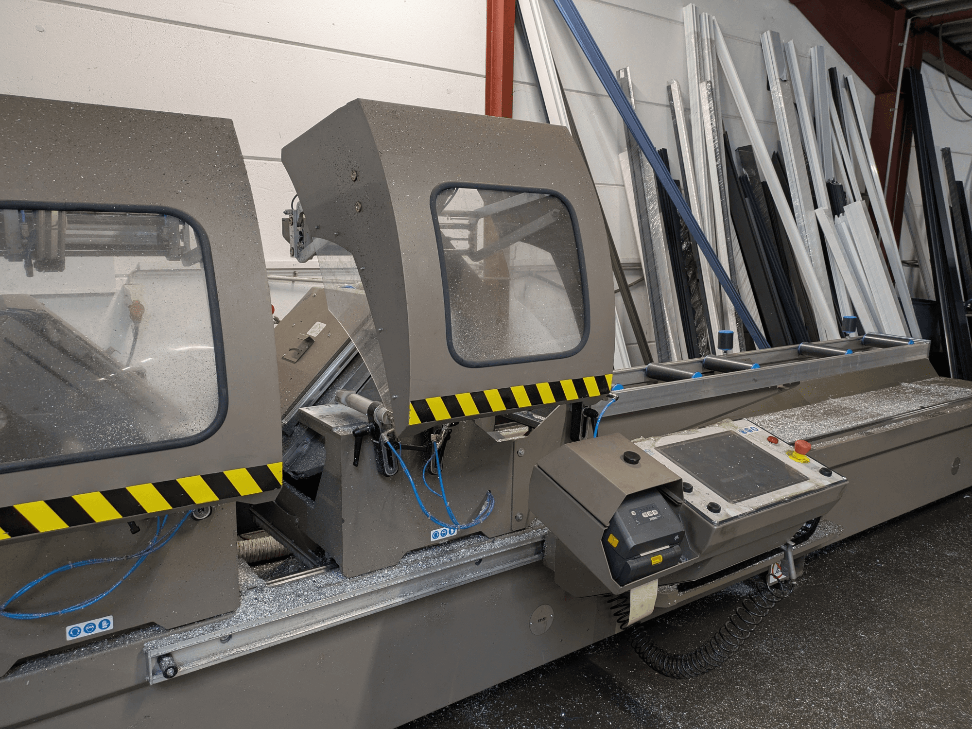 Sega circolare per metalli PERTICI 600TSE vista frontale, dotata di pannelli in vetro di sicurezza e interfaccia di comando con pulsanti e cablaggio.