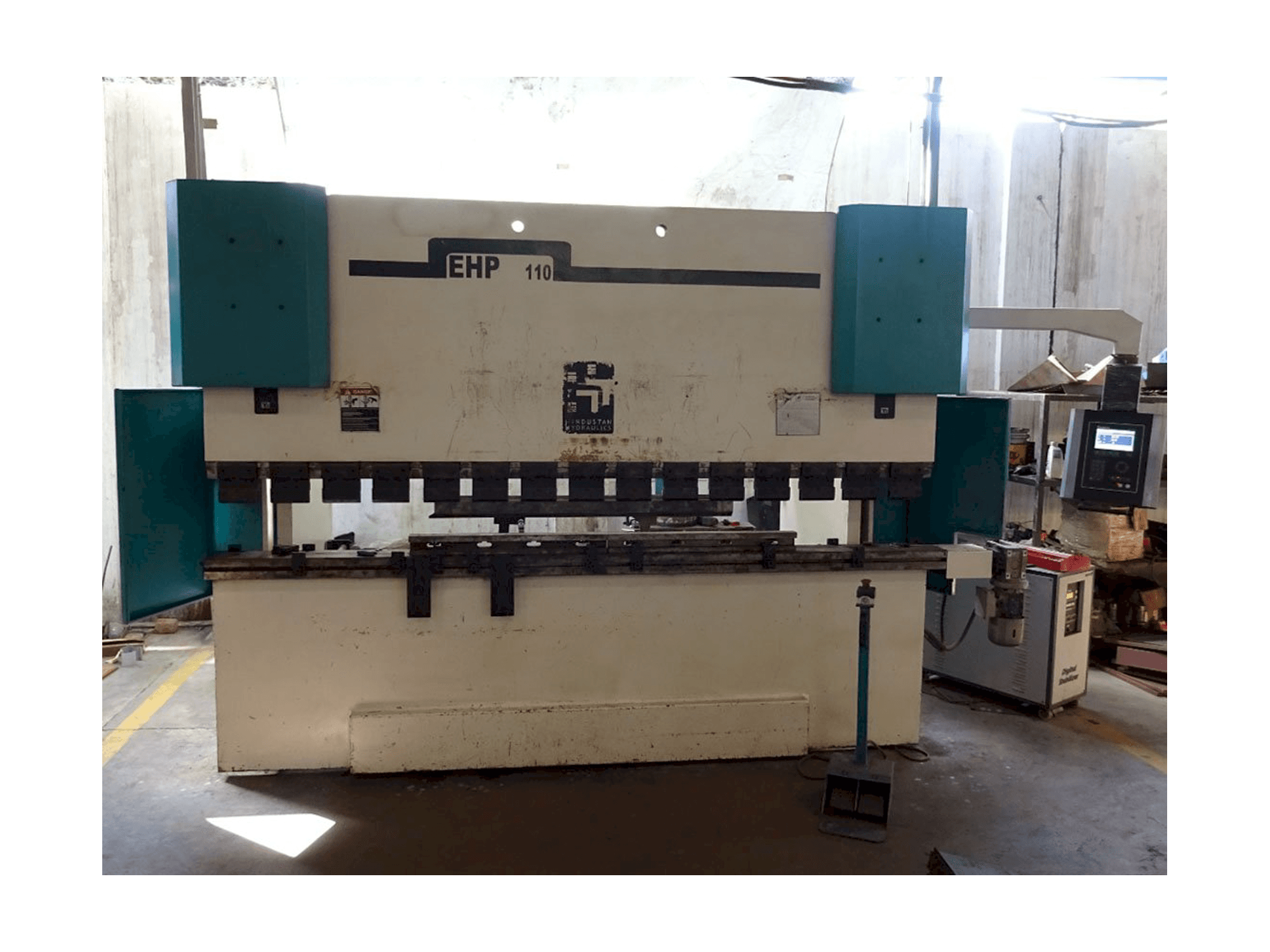 Vista frontale della macchina Hindustan Hydraulics EHP 110