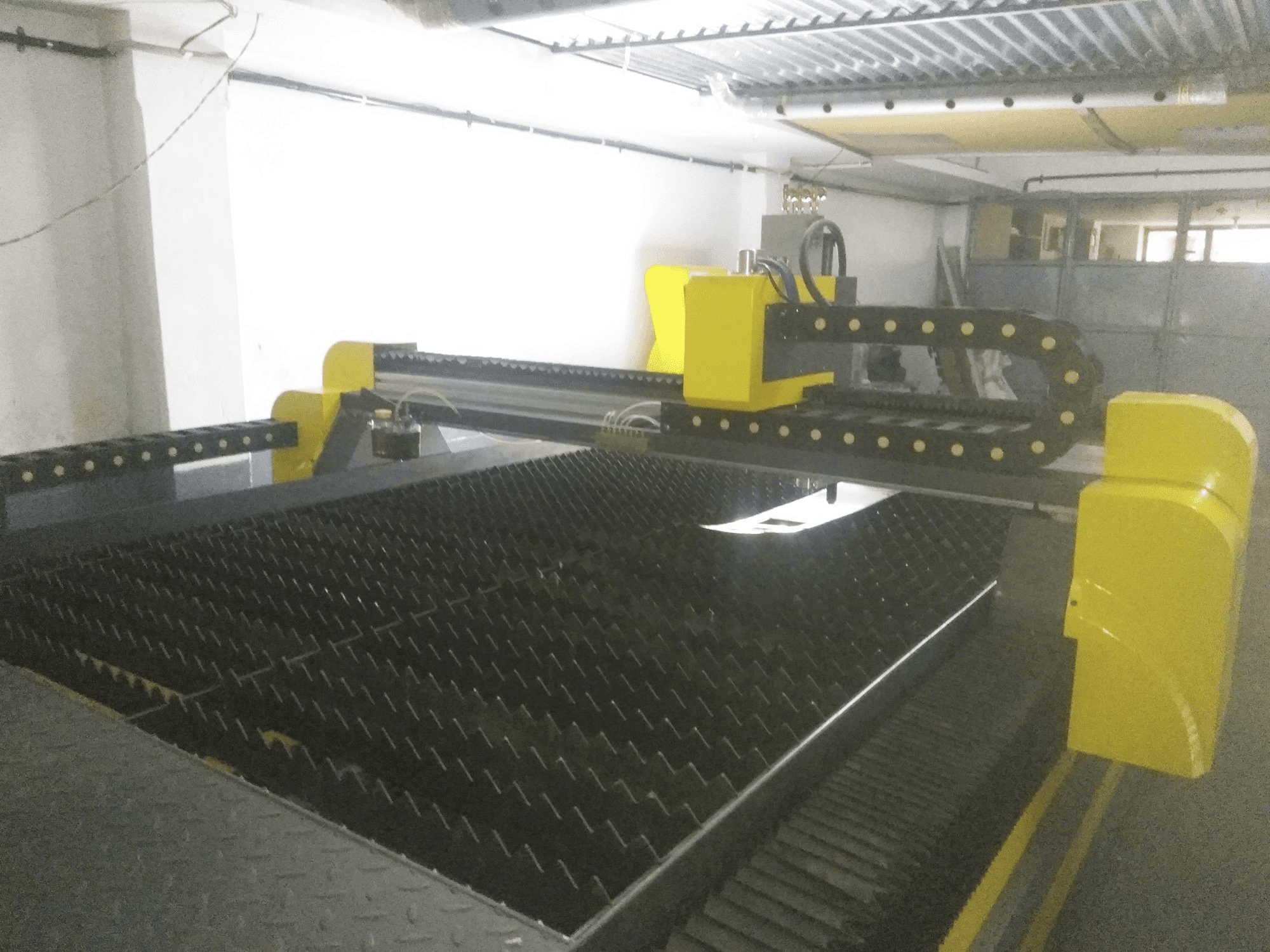 Vista lato destro della macchina Hypertherm INTECUT-HT