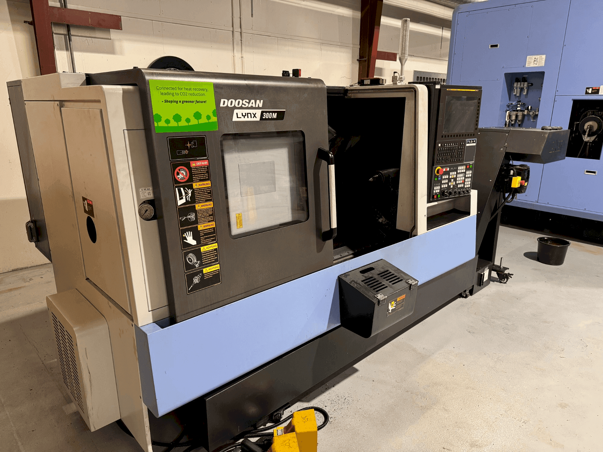 Vista frontale della macchina DOOSAN LYNX 300M