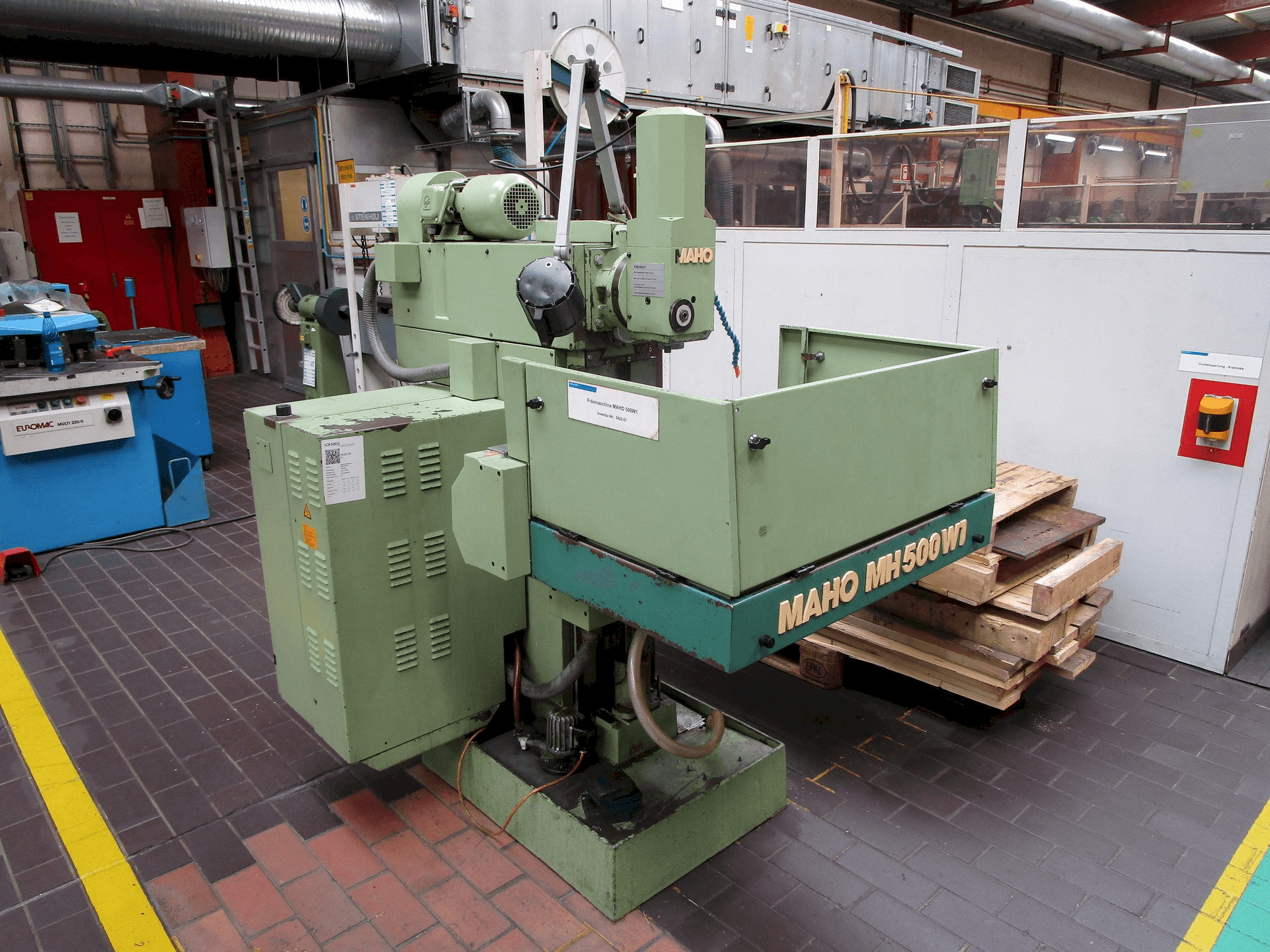 Vista frontale della macchina Maho MH 500 W1
