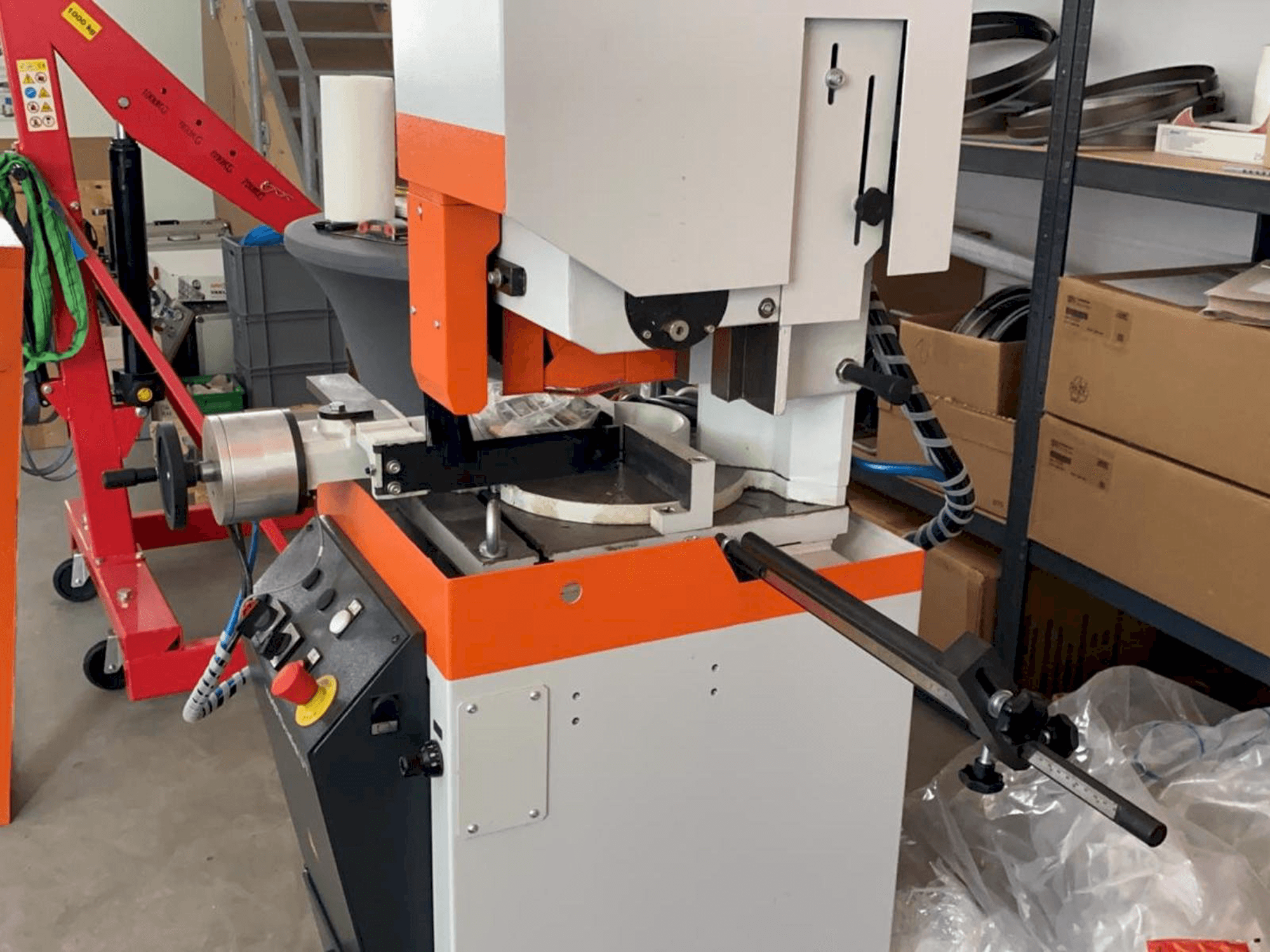 Vista laterale sinistra della macchina KASTO Radial U7