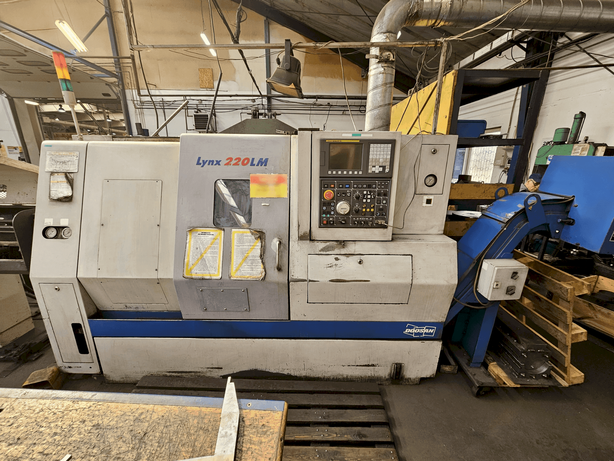 Vista frontale della macchina DOOSAN LYNX 220LMA