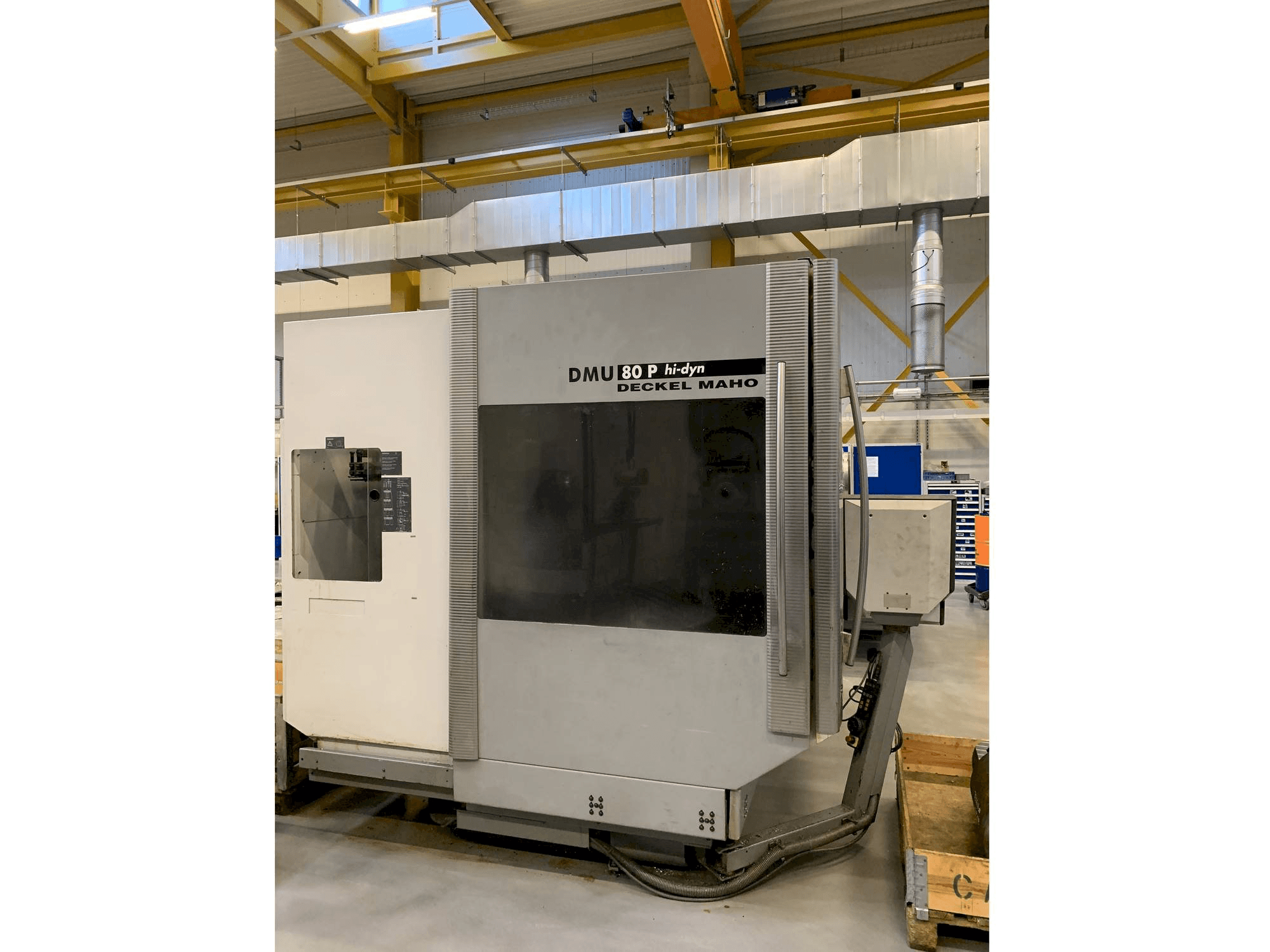 Vista frontale della macchina DECKEL MAHO DMU 80 P hi-dyn