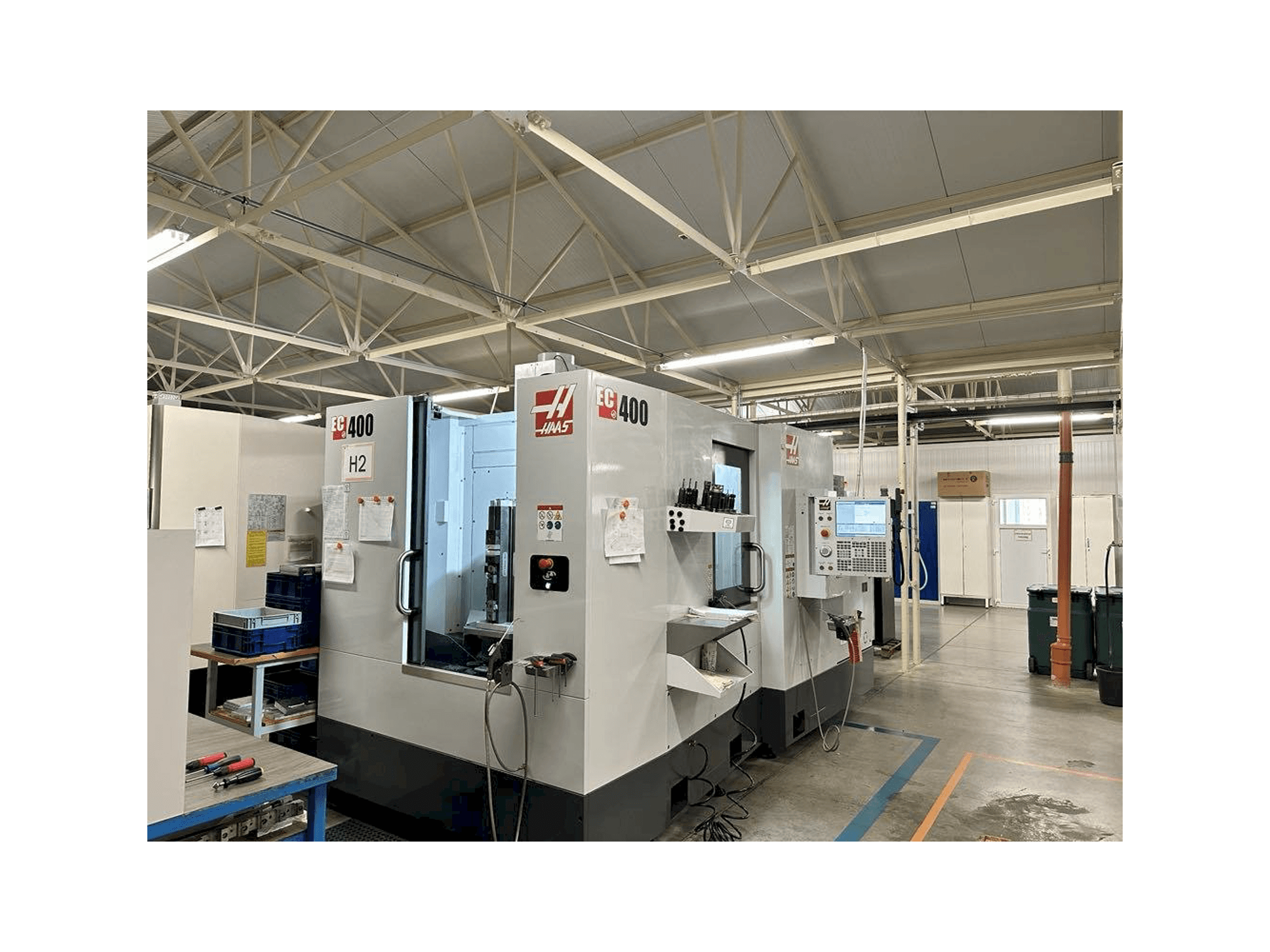 Vista frontale della macchina HAAS EC-400