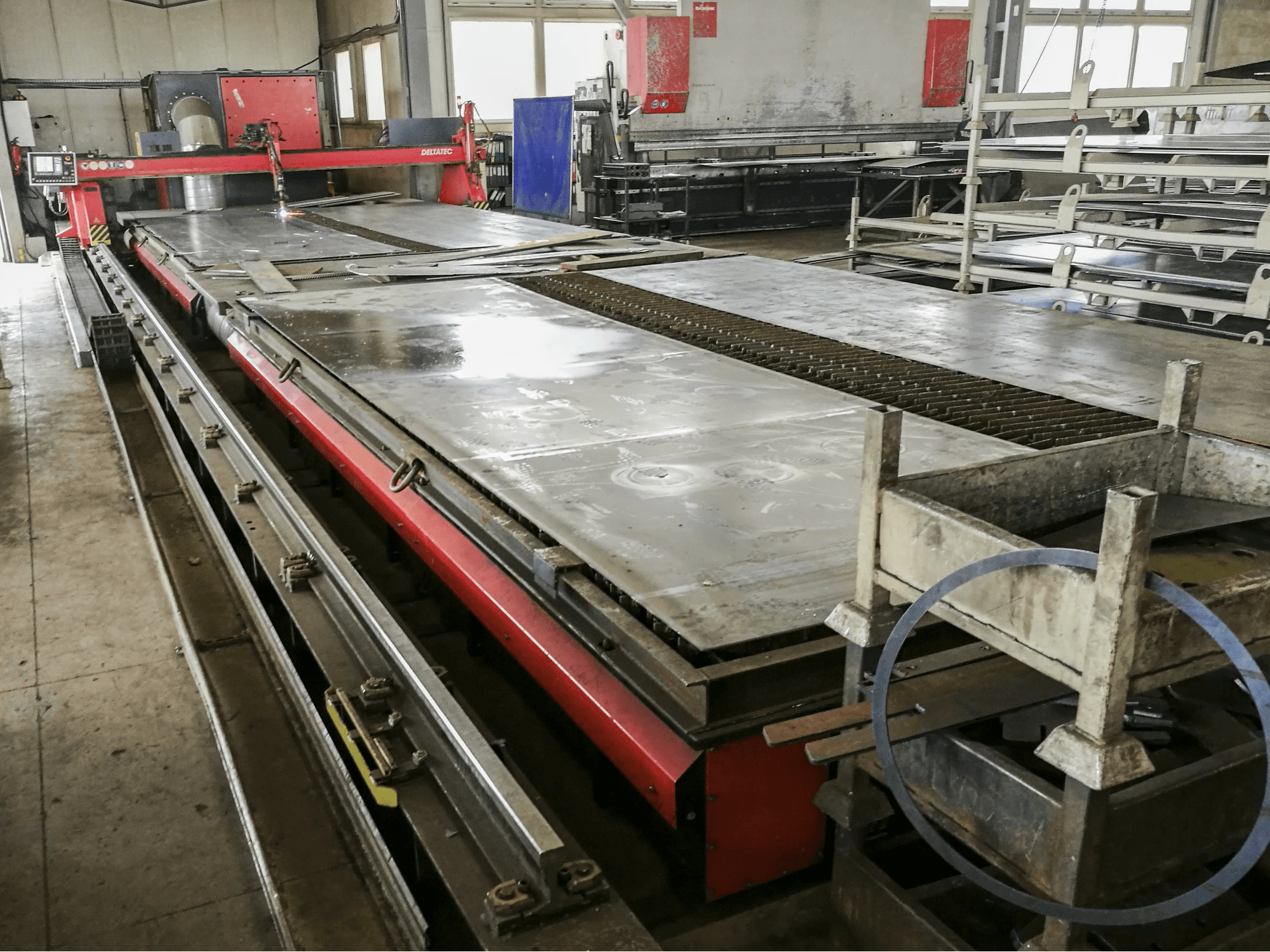 Vista lato sinistro della macchina KOIKE DELTATEC