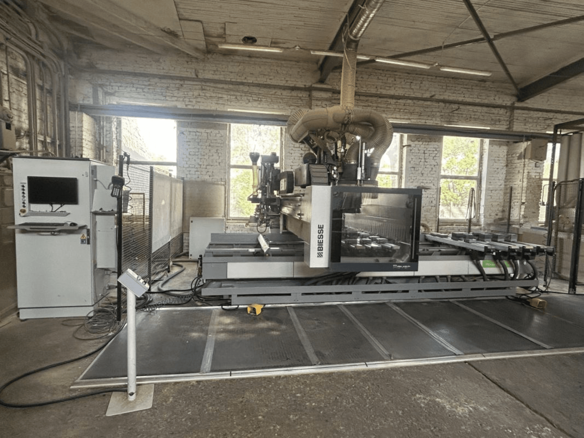 Centro di lavorazione CNC BIESSE Rover A Edge 1643, vista frontale, con pannello di controllo, piano di lavoro e ambiente industriale.