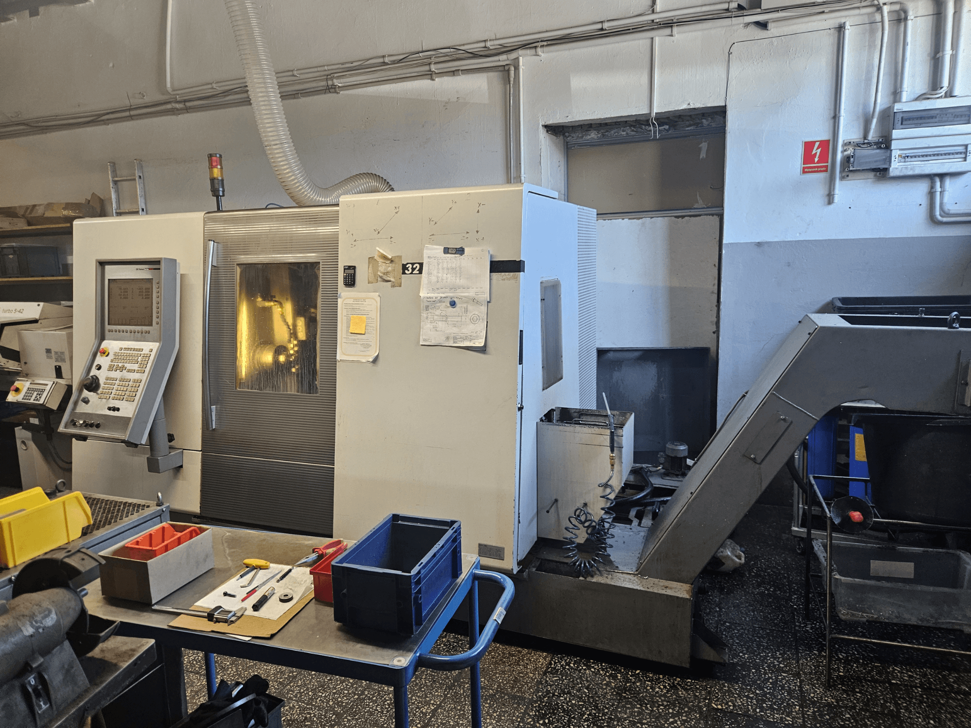 Tornio multimandrino DMG GILDEMEISTER Sprint 32 linear, vista frontale in officina, con pannello di controllo e utensili visibili.