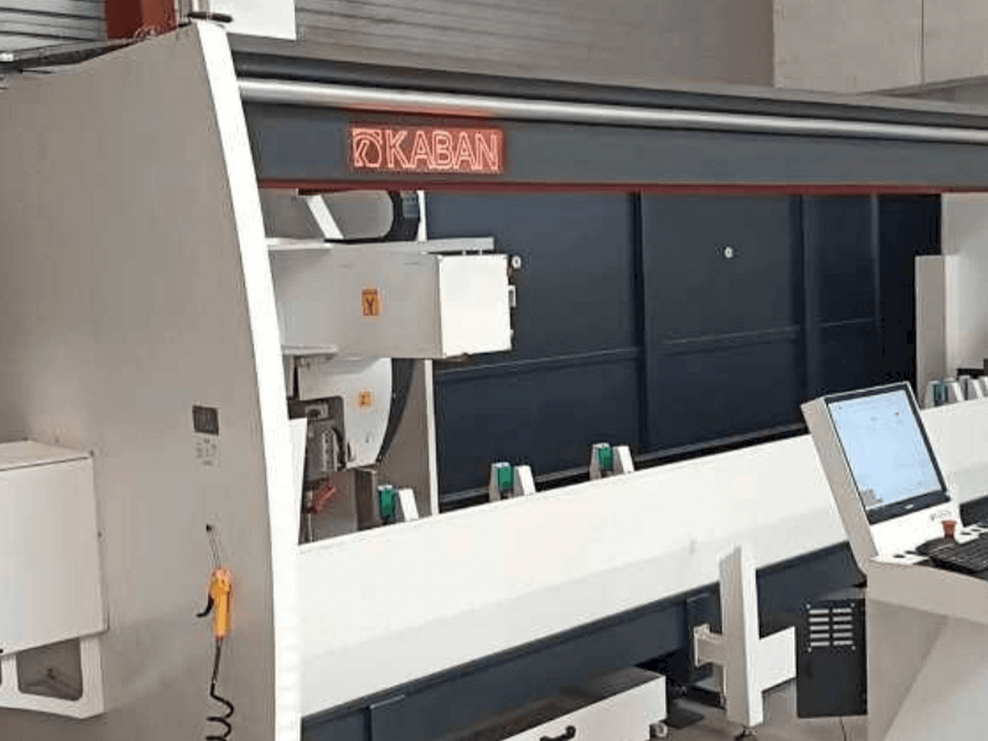Vista frontale della macchina KABAN ZC4035