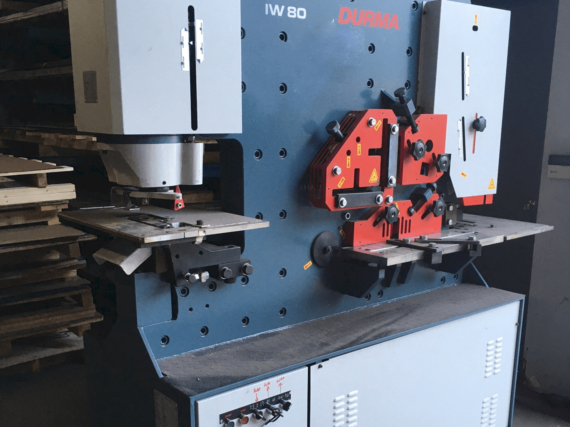 Vista frontale della macchina Durma IW 80/150