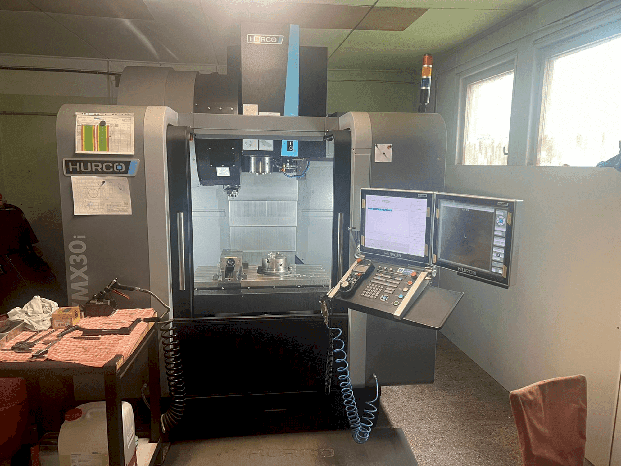 Vista frontale della macchina Hurco VMX30i