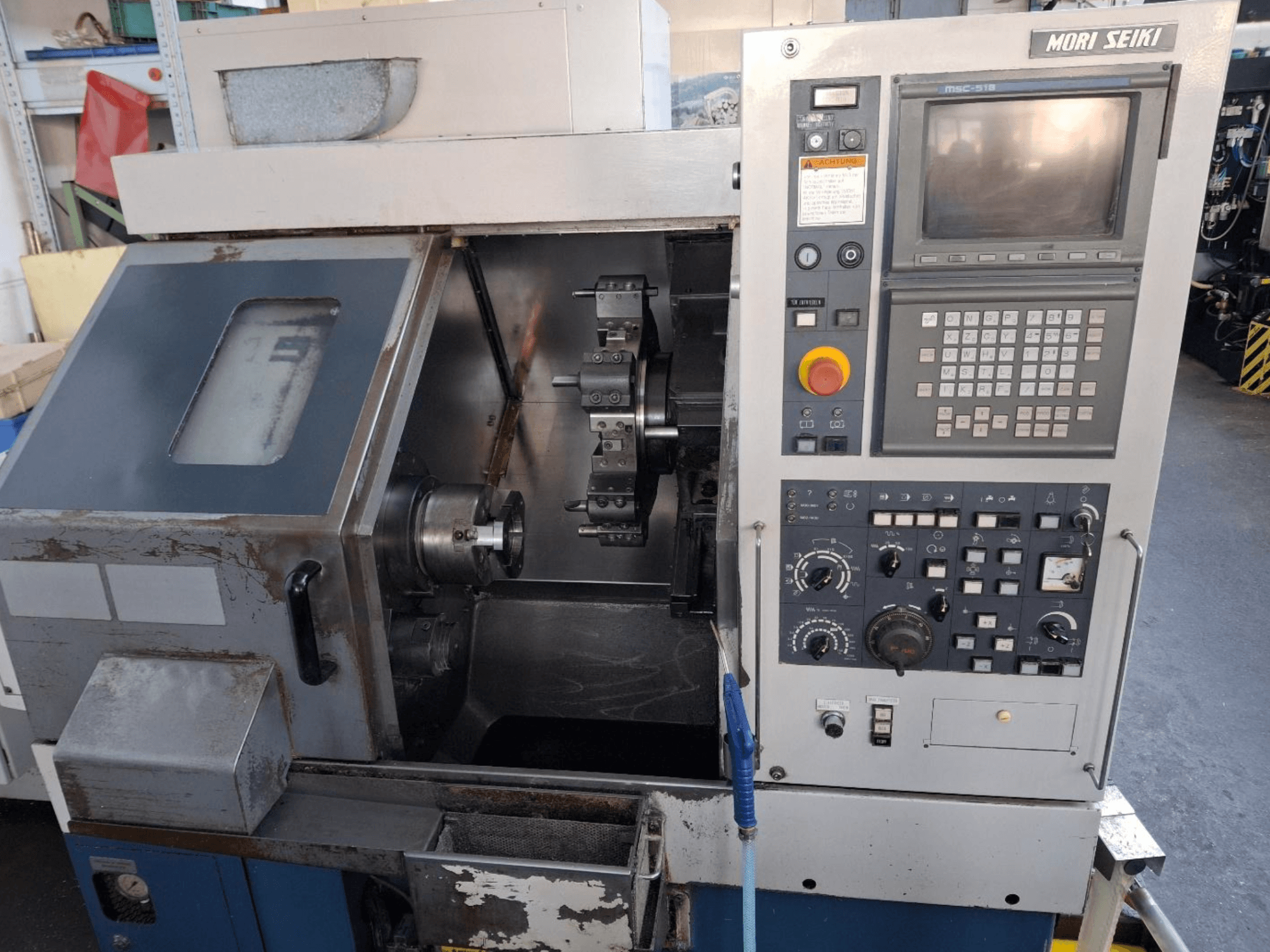 Tornio orizzontale MORI SEIKI CL 15, vista frontale che mostra il pannello di controllo e l'area di lavorazione.