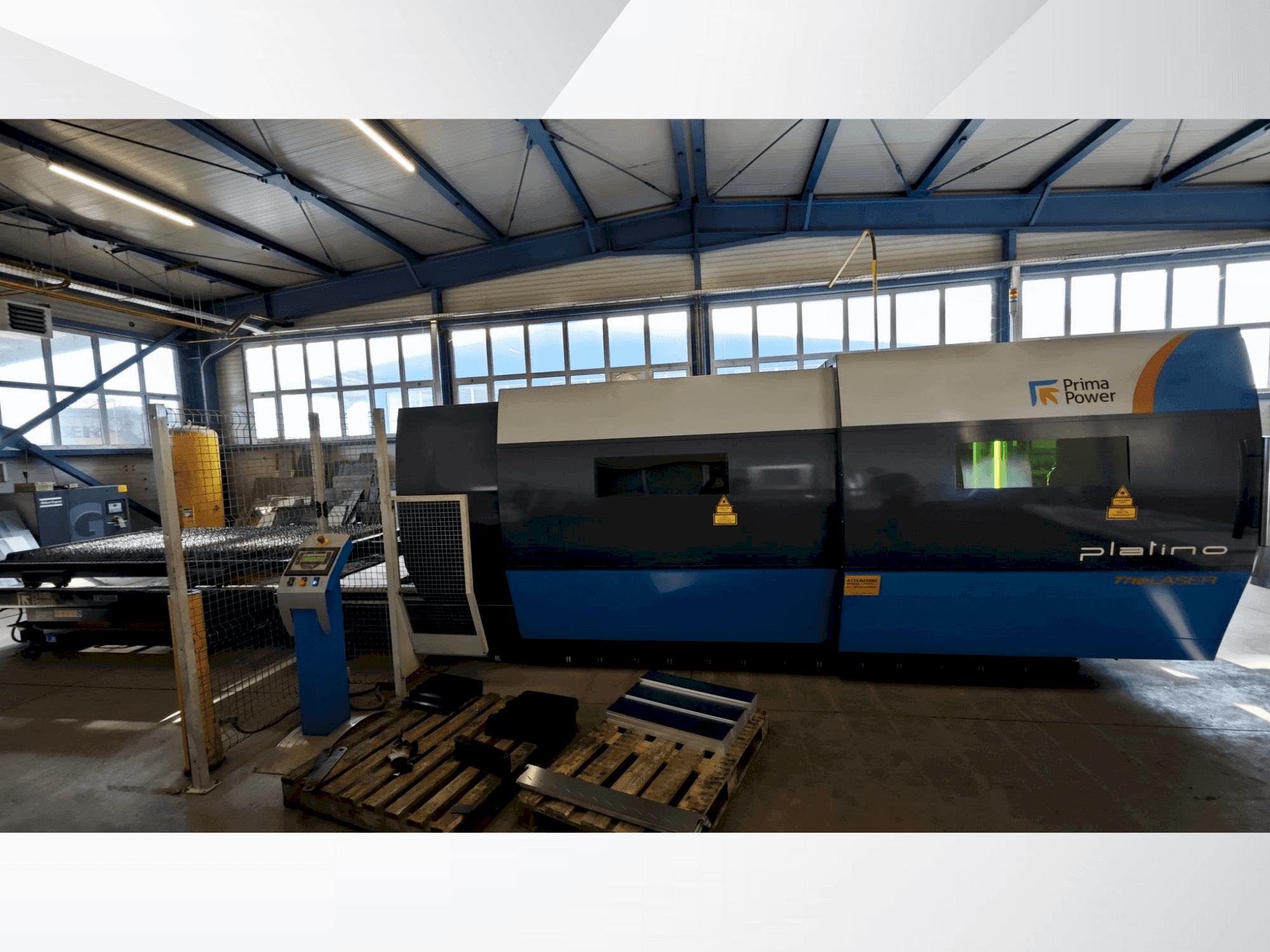 Vista frontale della macchina Prima Power PLATINO FIBER