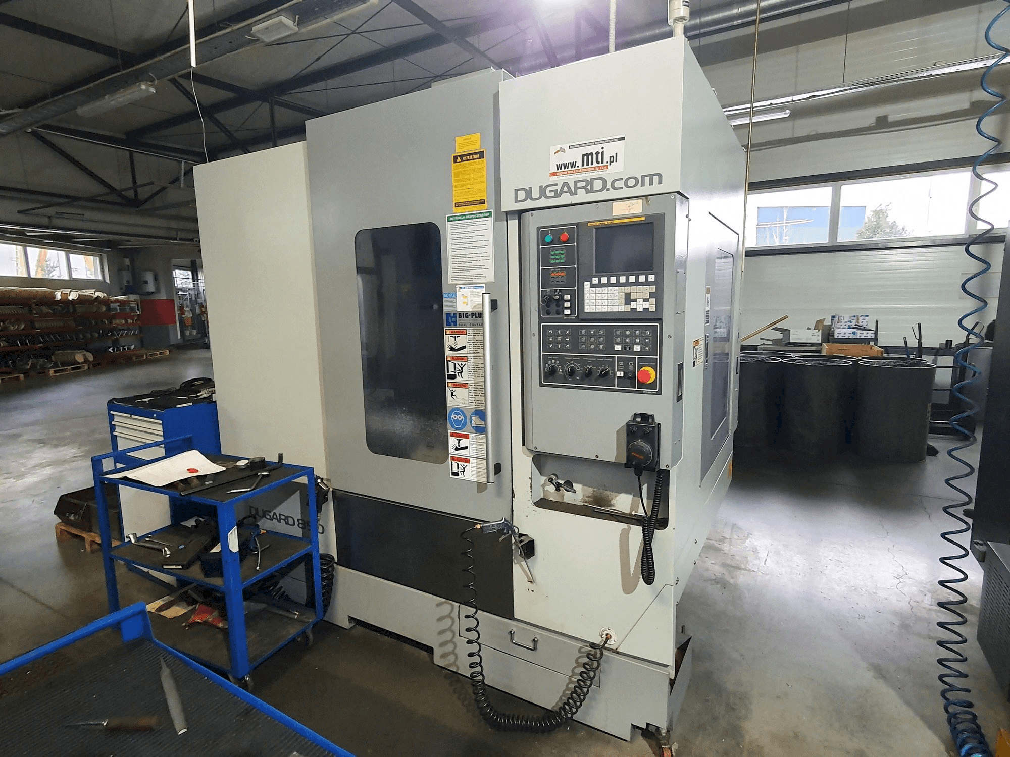 Vista frontale della macchina Dugard 850 VMC