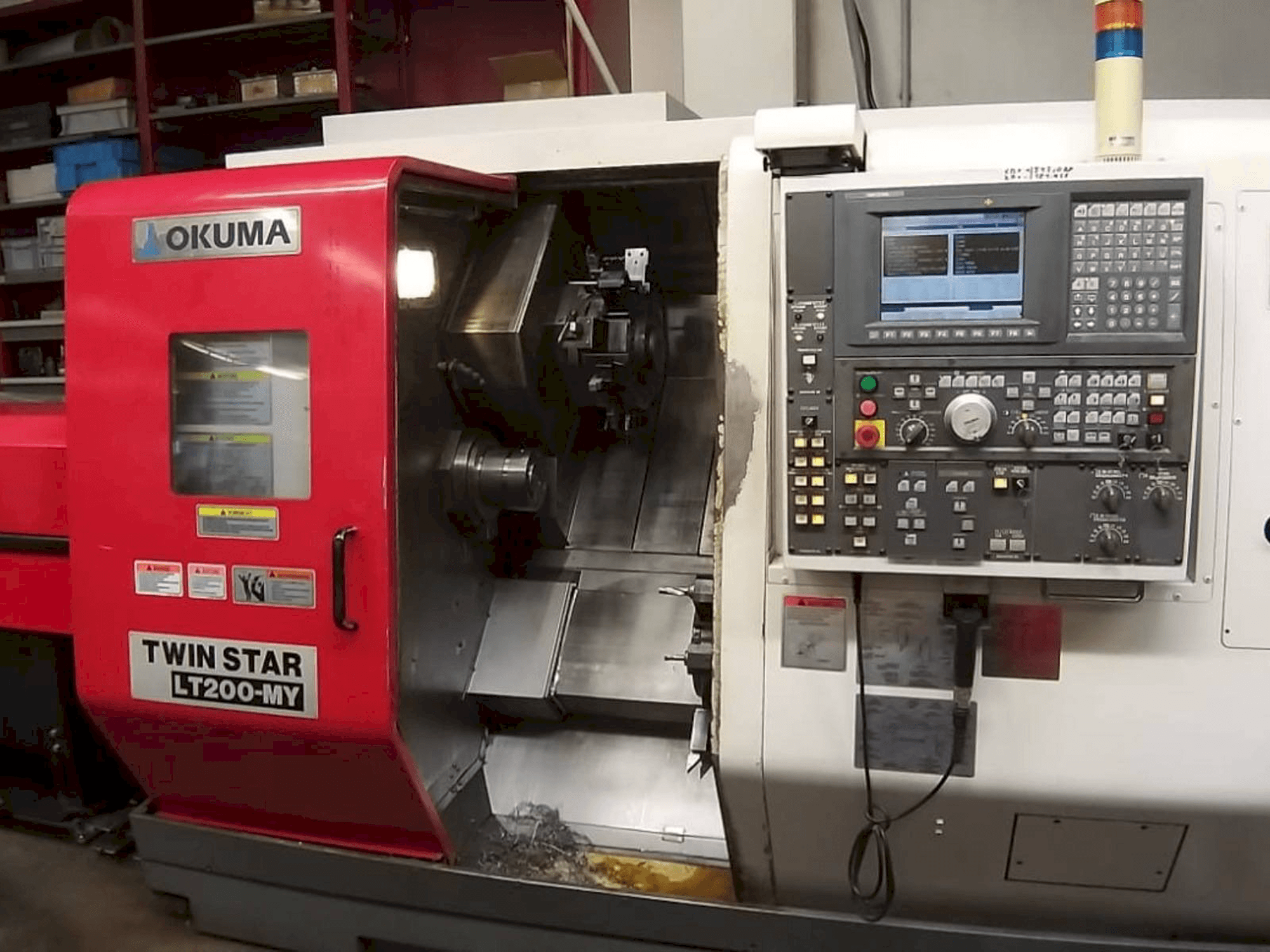 Vista frontale della macchina Okuma Twin Star LT200-MY