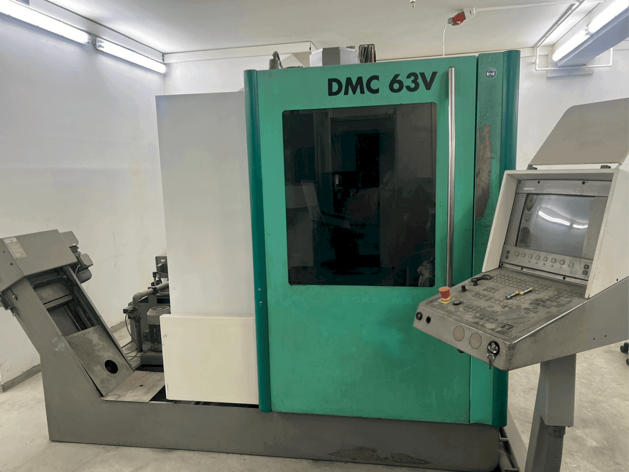 Vista frontale della macchina DECKEL MAHO DMC 63V