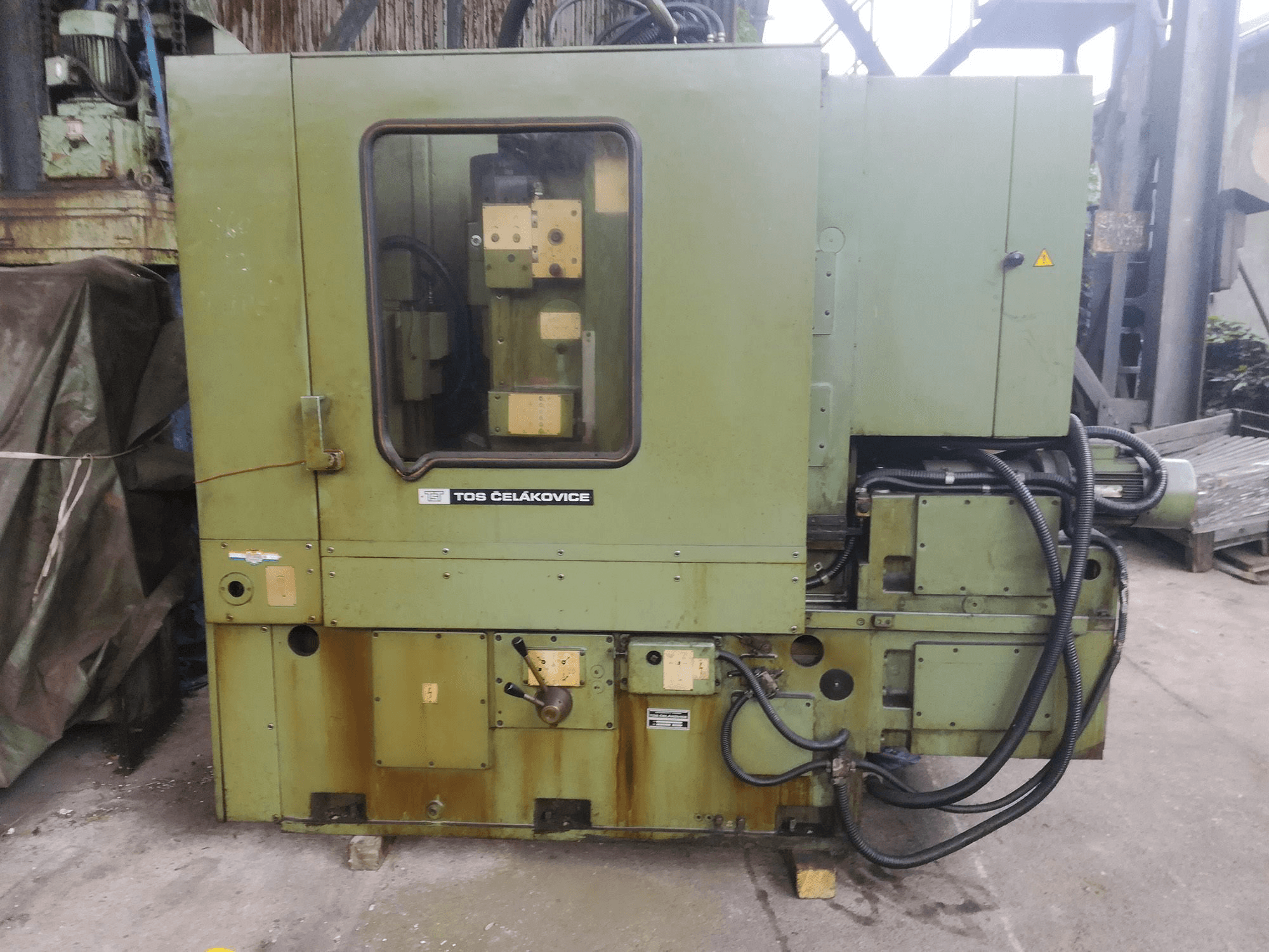 Vista frontale della macchina TOS OHA 16B