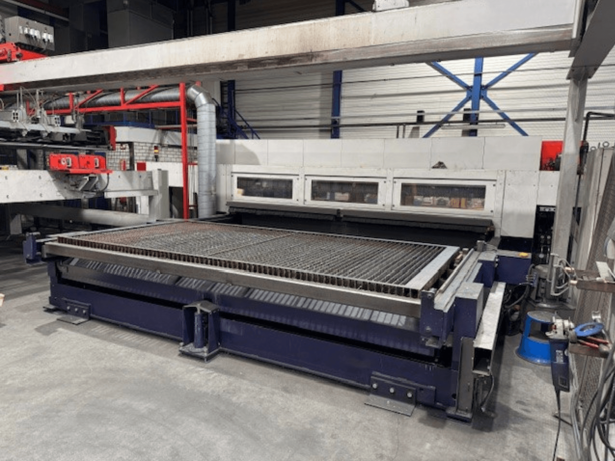 Macchina di taglio laser Bystronic BySpeed 4020 CO2 in vista frontale, con ampio tavolo di taglio e componenti meccanici.