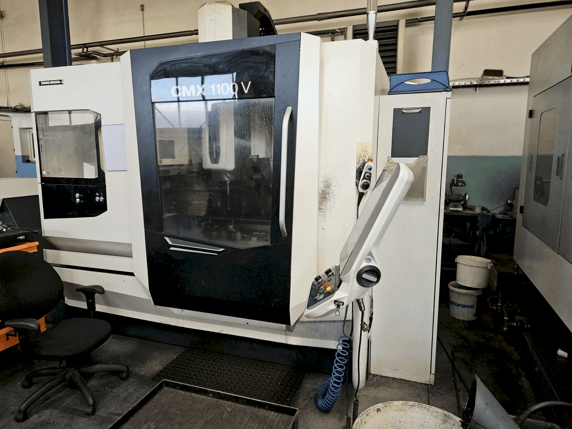 Vista frontale della macchina DMG CMX 1100V