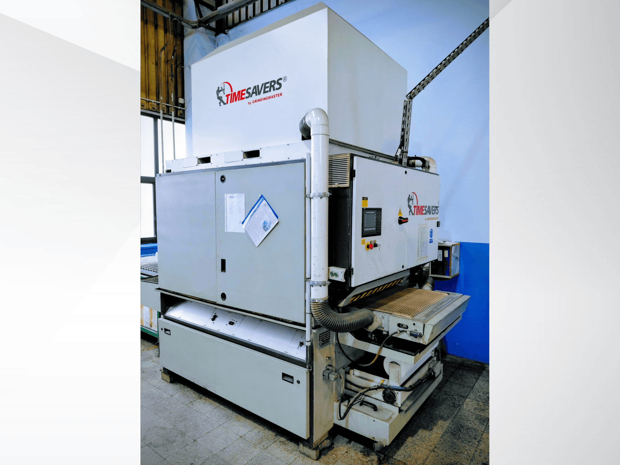 Levigatrice industriale Timesavers, vista frontale. Dispone di comandi operativi, aspirazione della polvere e piano di levigatura regolabile per una maggiore precisione.