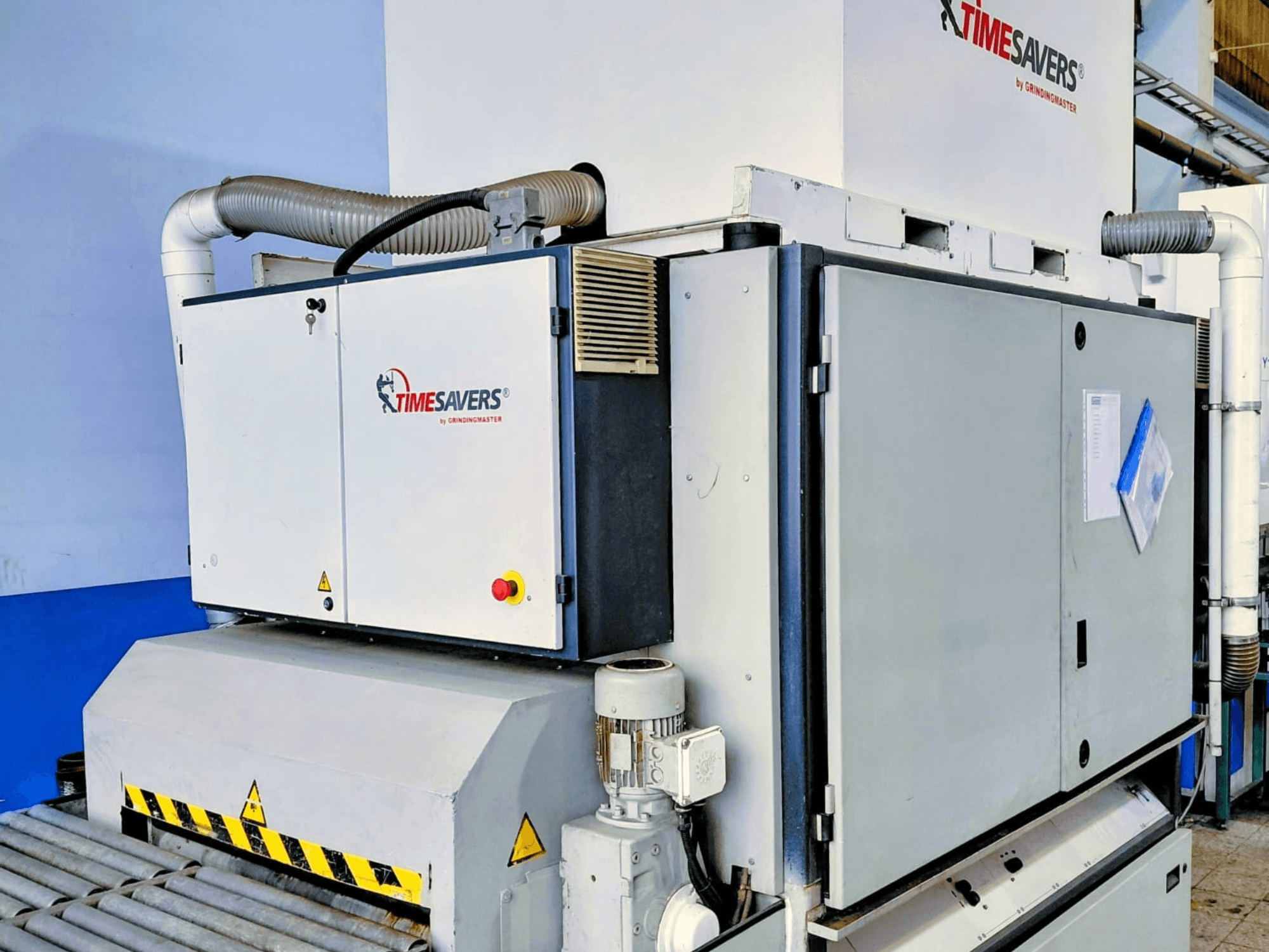 Levigatrice industriale TIME SAVERS, vista laterale, con rullo regolabile, pannello di controllo e sistema di aspirazione della polvere.