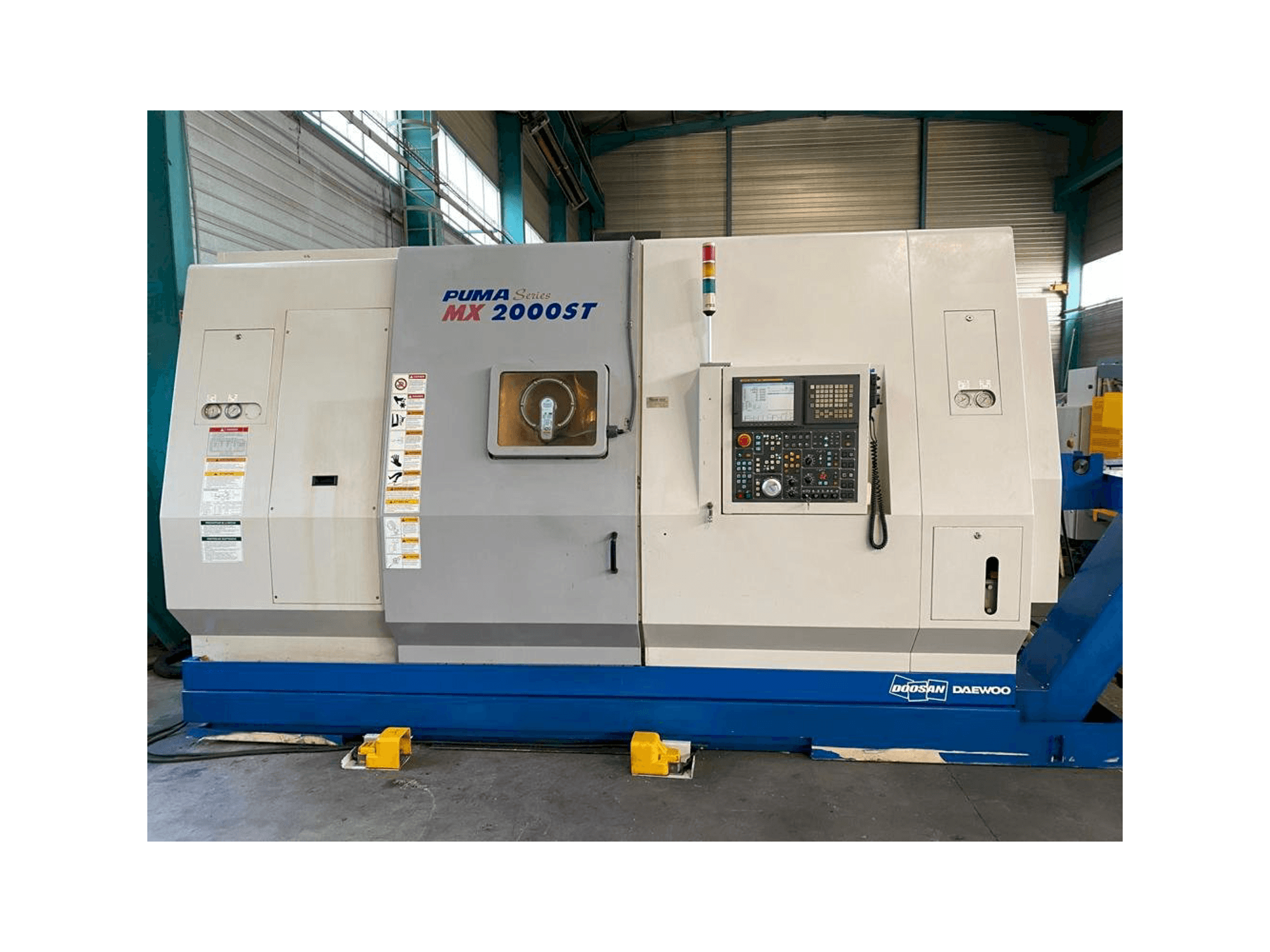 Vista frontale della macchina Doosan PUMA MX 2000 ST