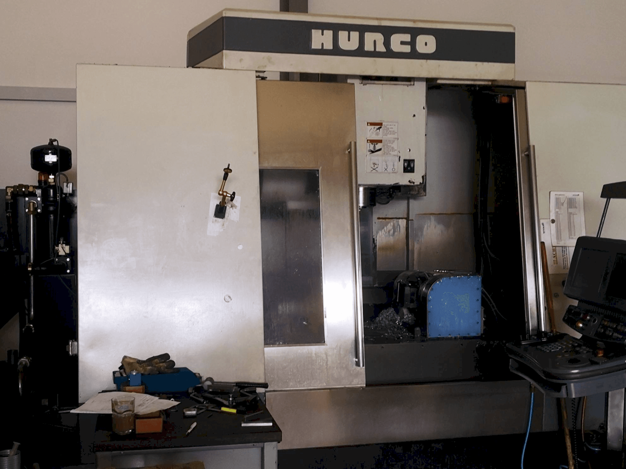 Vista frontale della macchina Hurco VM 50/40T