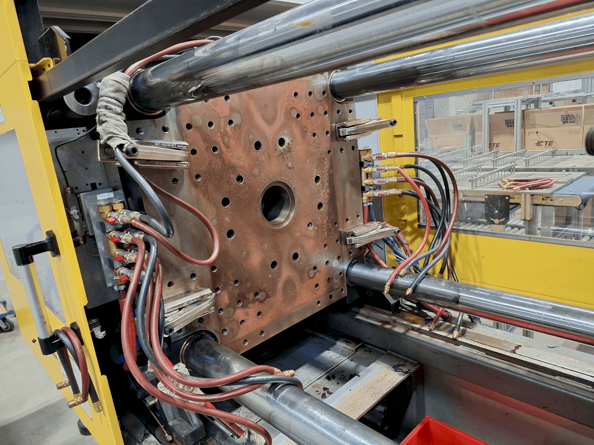 Vista frontale della macchina FANUC Roboshot S220iA