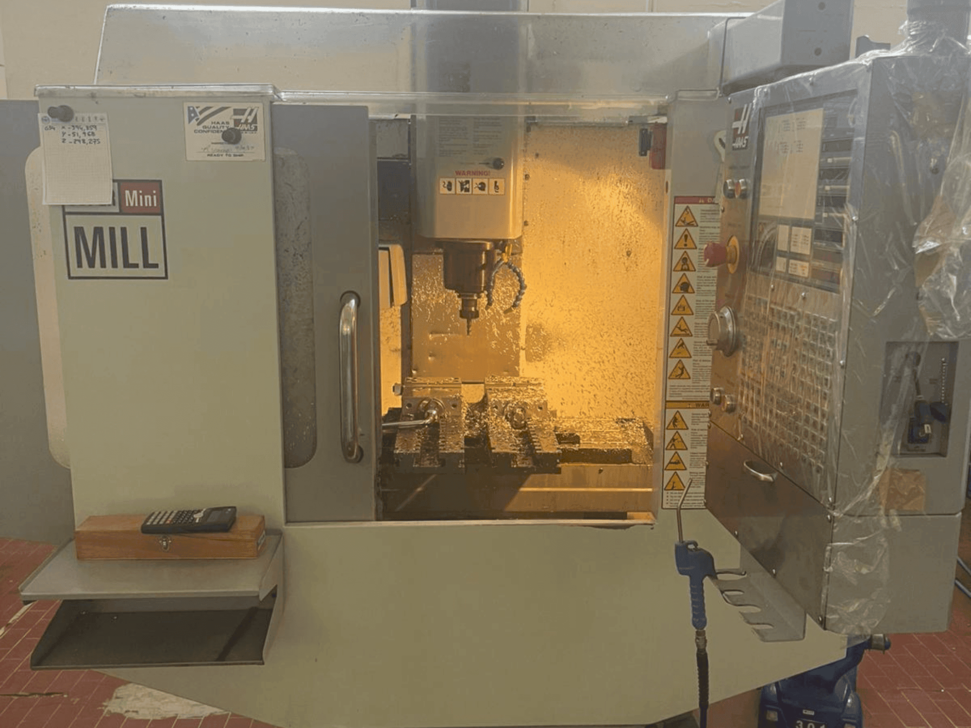Vista frontale della macchina HAAS S MiniMill HE