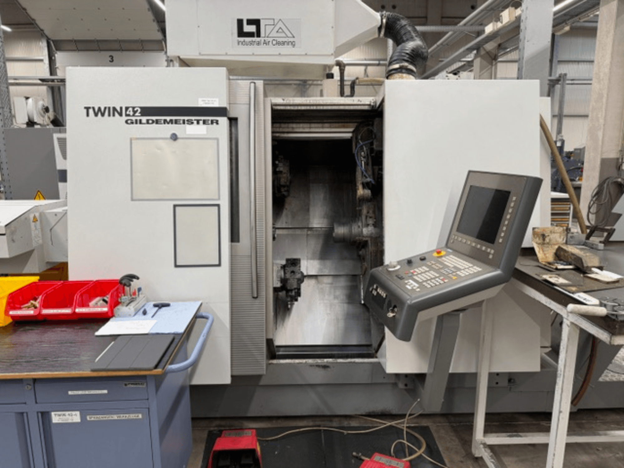 Tornio orizzontale Gildemeister TWIN 42, vista frontale che mostra il pannello di controllo e l'area di lavoro aperta.