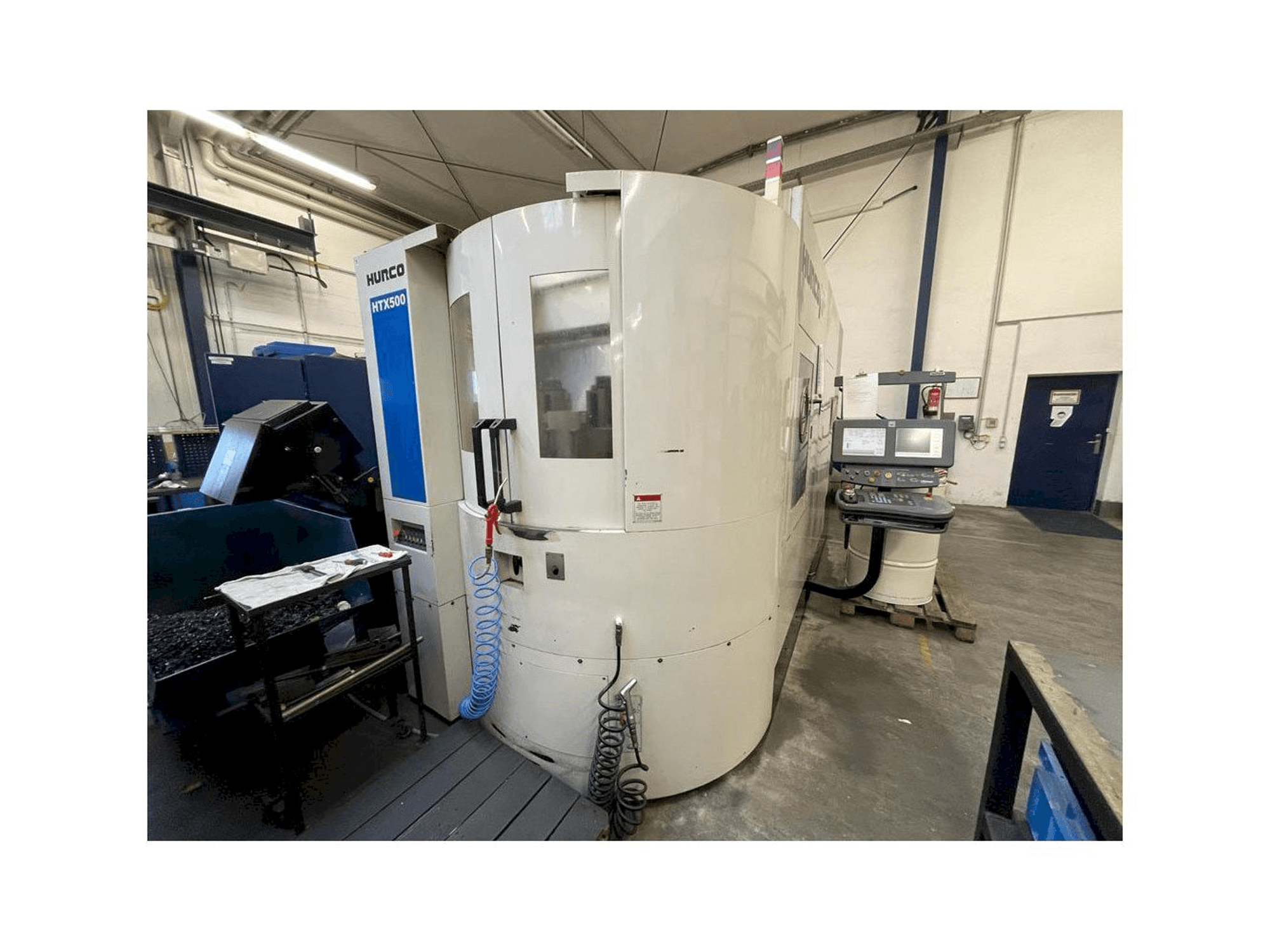 Vista frontale della macchina Hurco HTX 500