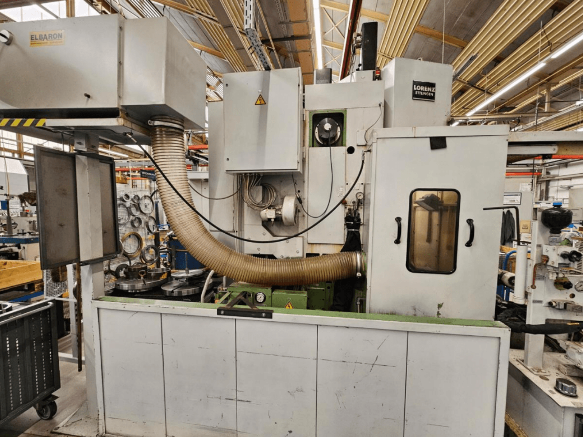 Macchina sagomatrice LORENZ LS 424, vista frontale, con ampio sistema di aspirazione delle polveri e comandi operativi ben visibili.