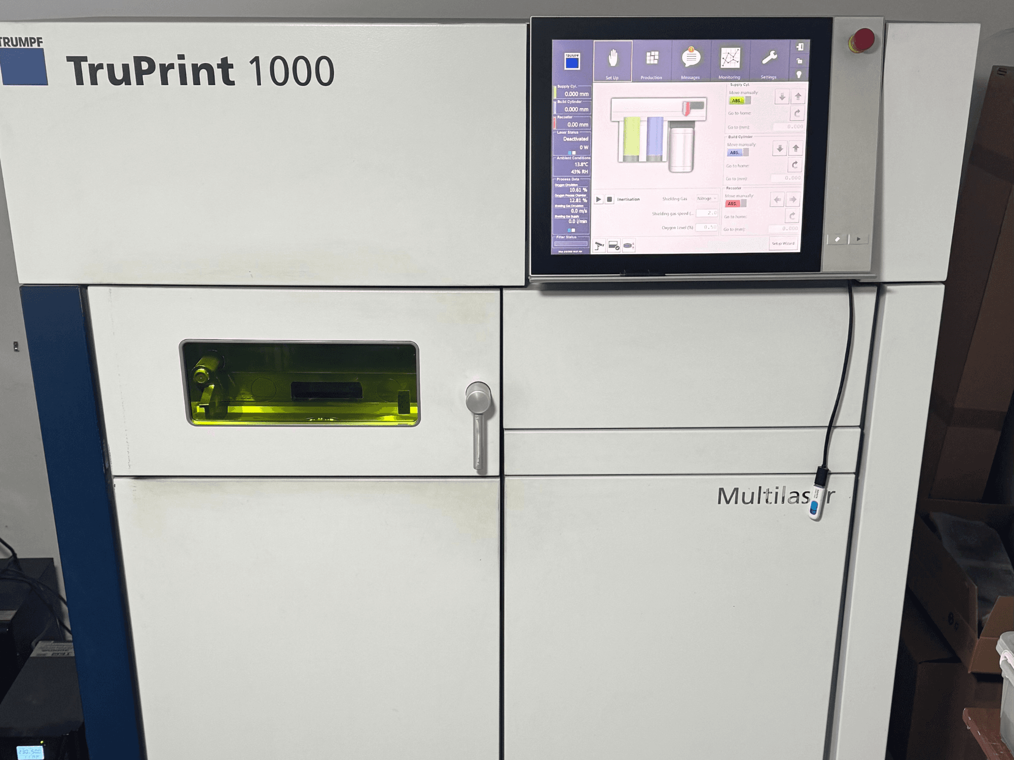 TruPrint 1000 di Trumpf, vista frontale, con pannello di controllo digitale e finestra di ispezione trasparente per il monitoraggio.