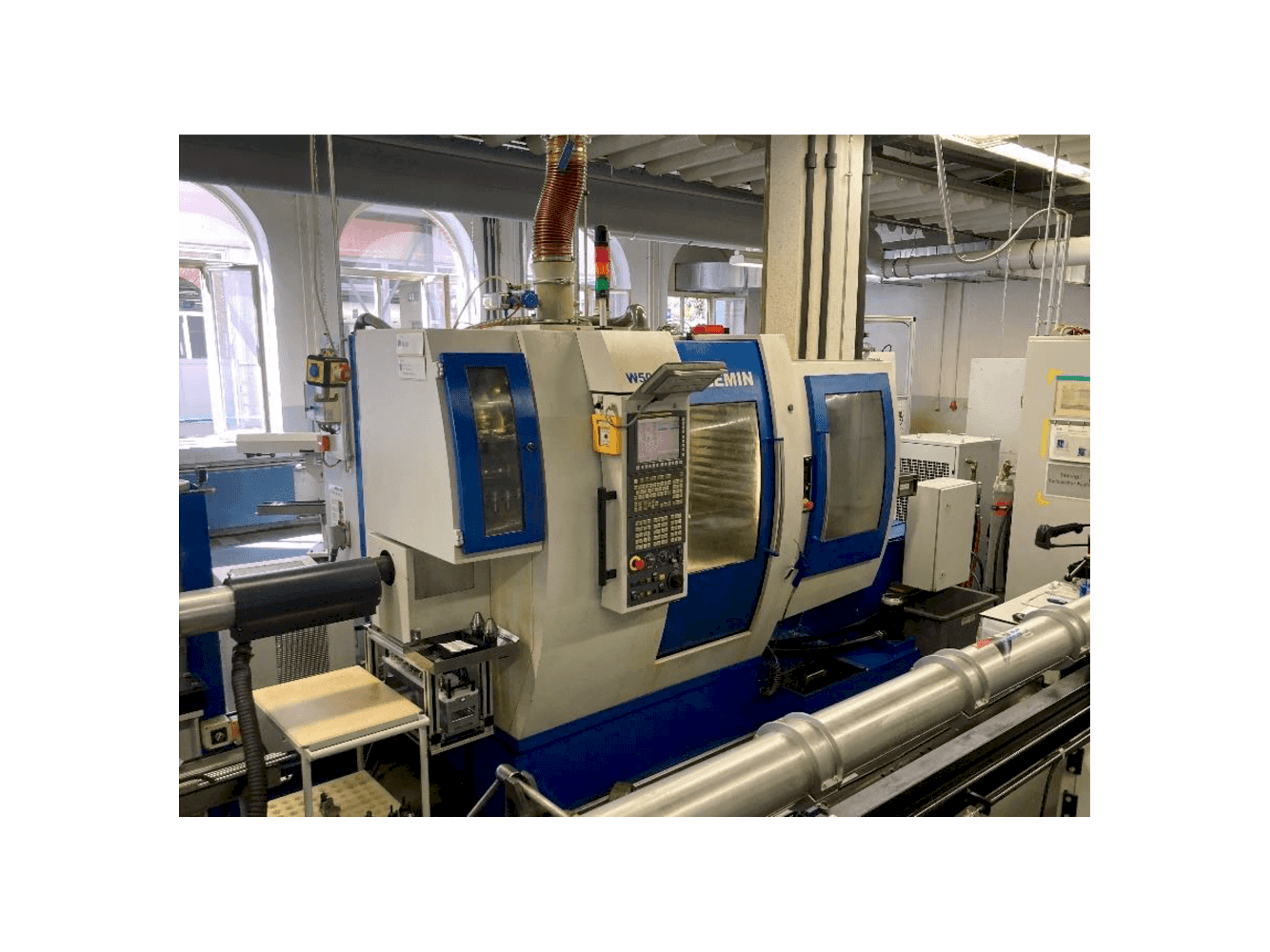 Vista frontale della macchina Willemin-Macodel W508MT