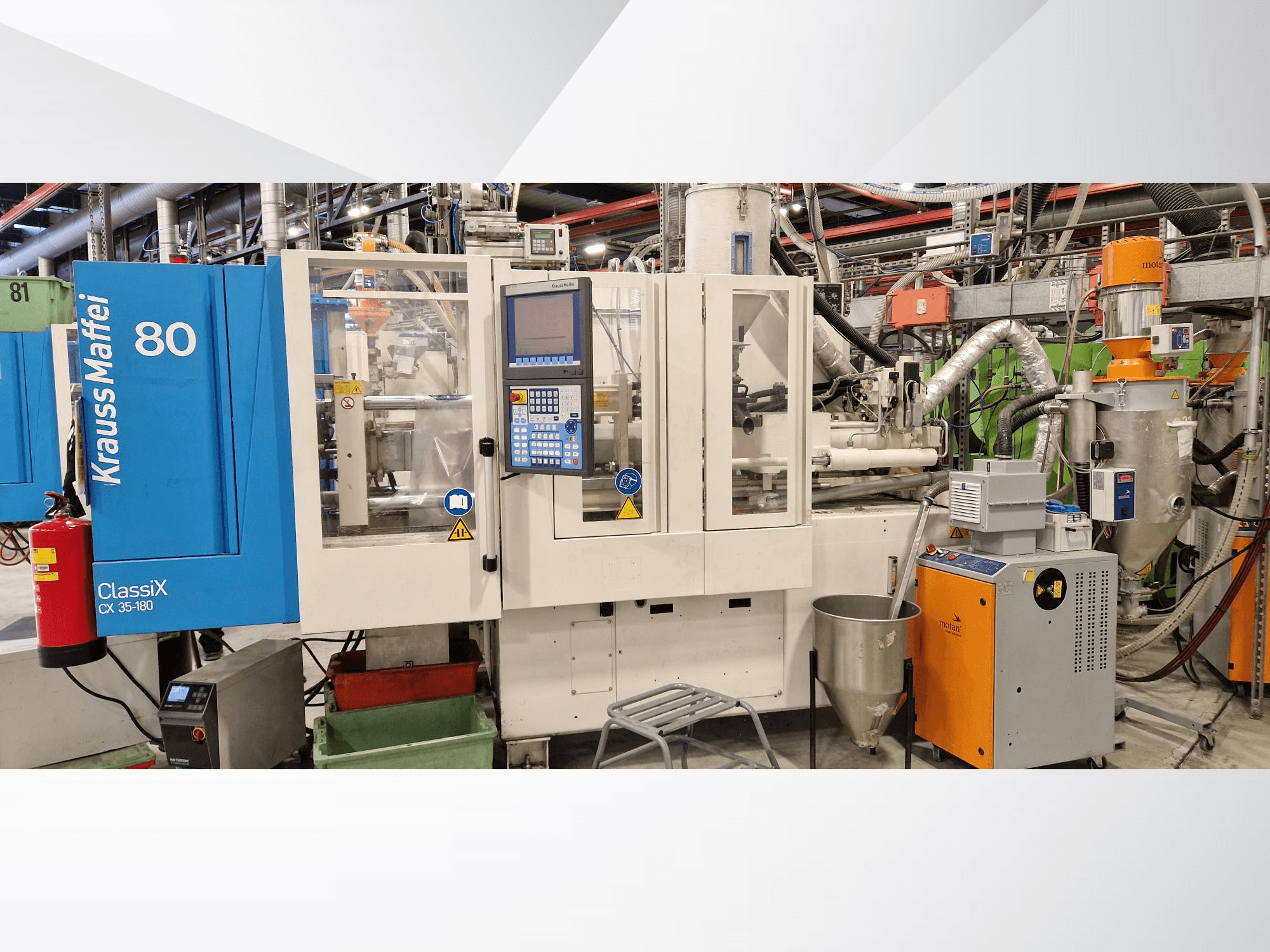 Pressa a iniezione idraulica Krauss Maffei ClassiX CX 35-180, vista frontale, con pannello di controllo e attrezzature ausiliarie visibili.