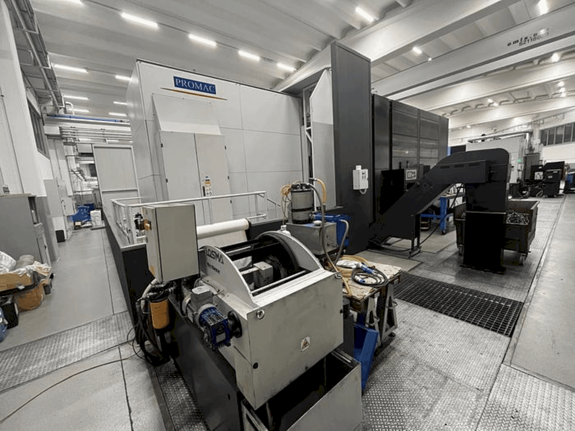 Vista frontale della macchina PROMAC ETESIAN HMC. A PORTALE