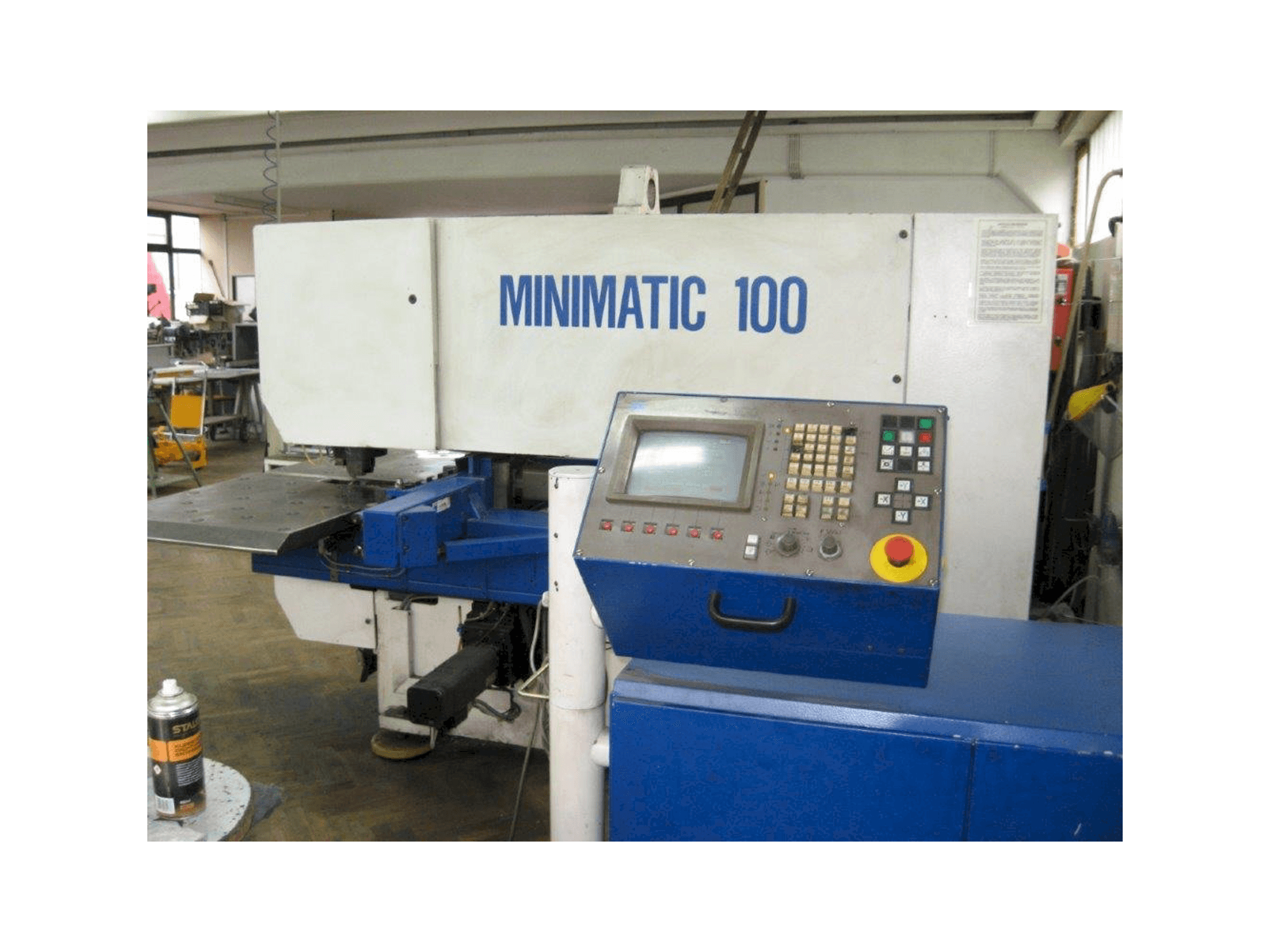 Vista frontale della macchina Trumpf Minimatic 100