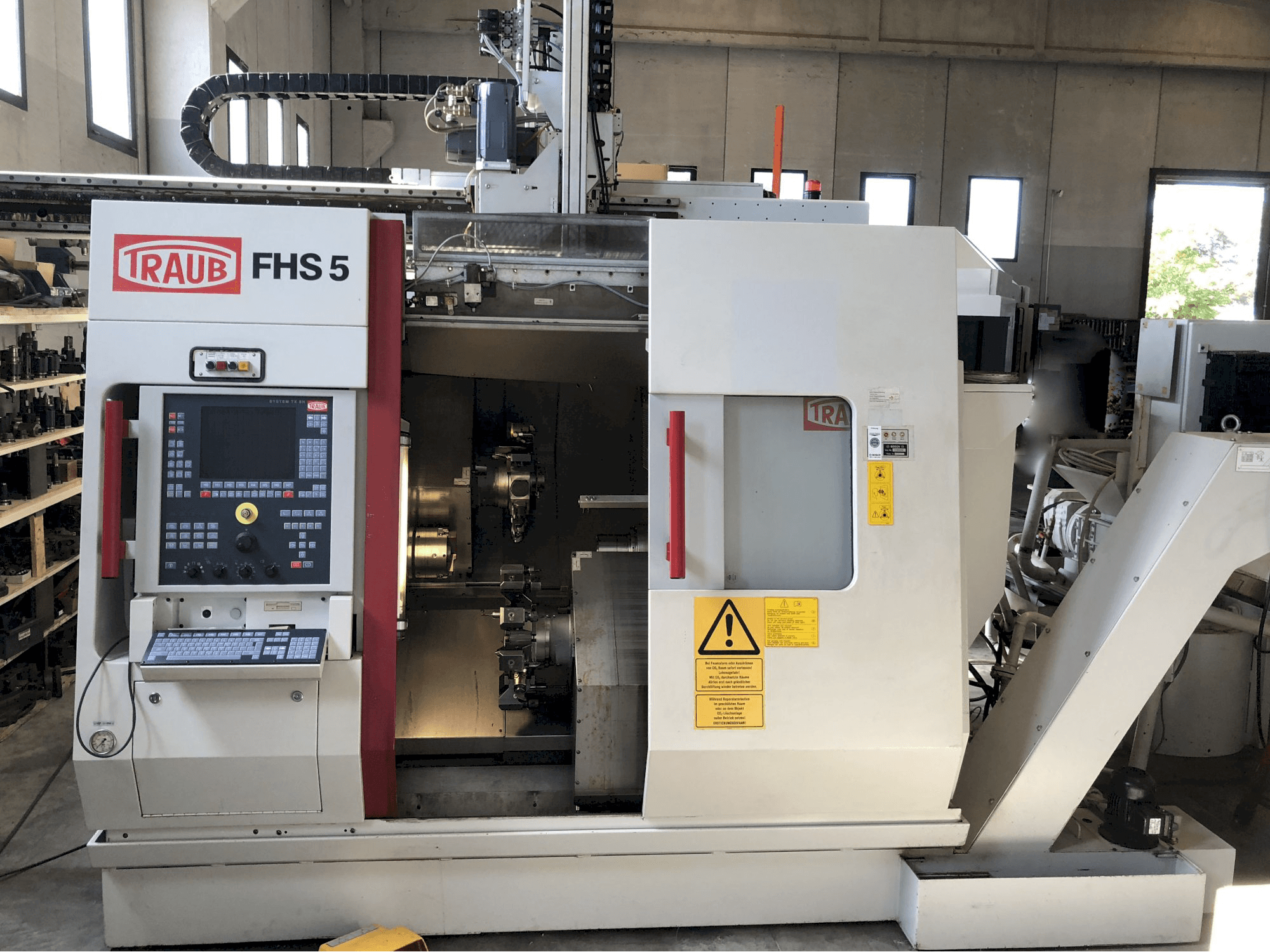 Vista frontale della macchina TRAUB TNC 42