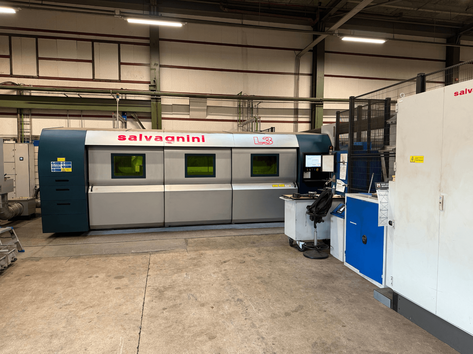 Macchina da taglio a laser a fibra Salvagnini L3-4020 in configurazione di fabbrica, vista frontale, con pannello di controllo e sistema di movimentazione.