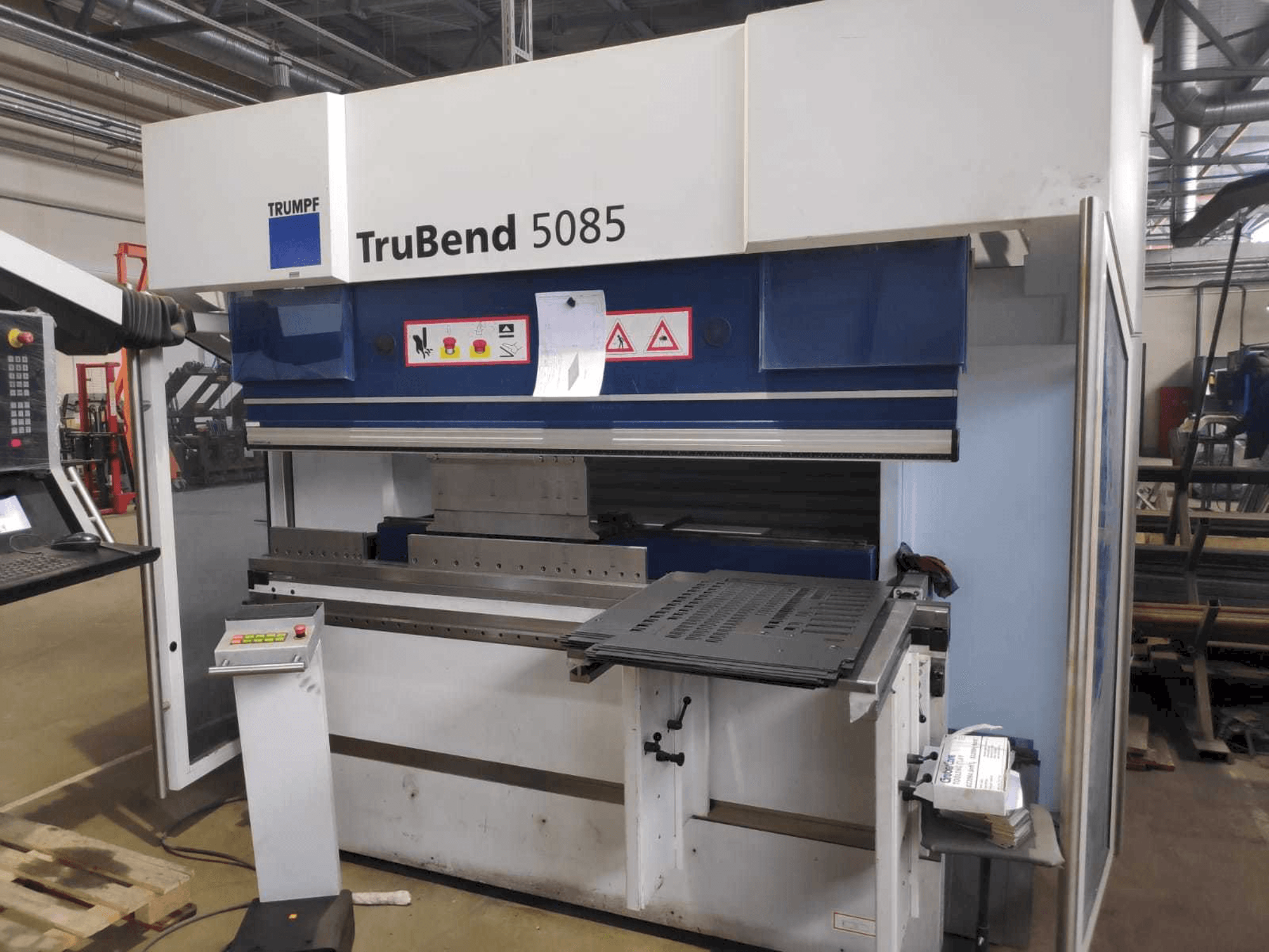 Vista frontale della macchina Trumpf TruBend 5085
