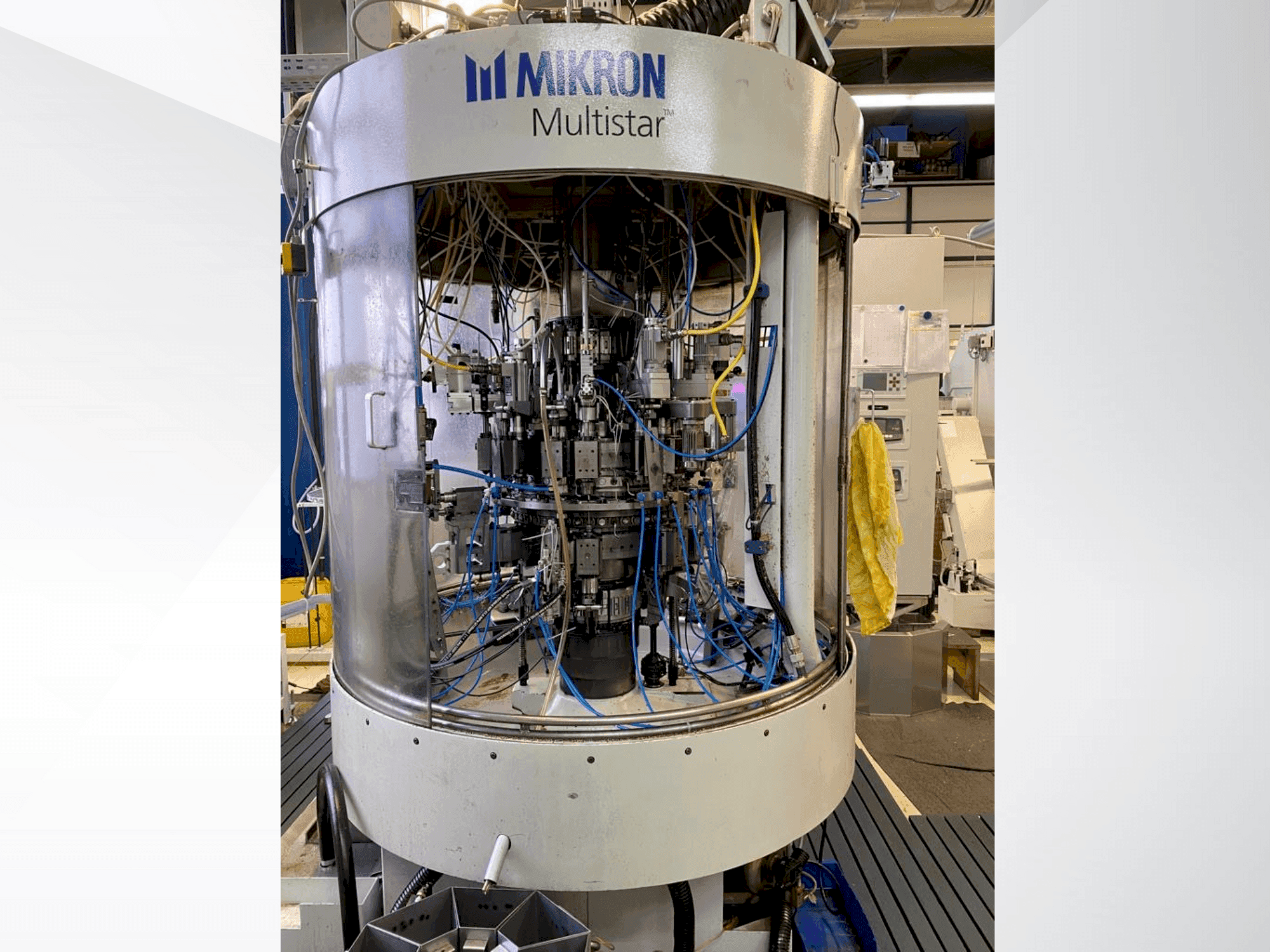 Vista frontale della macchina MIKRON Multistar CX 24 (2003)