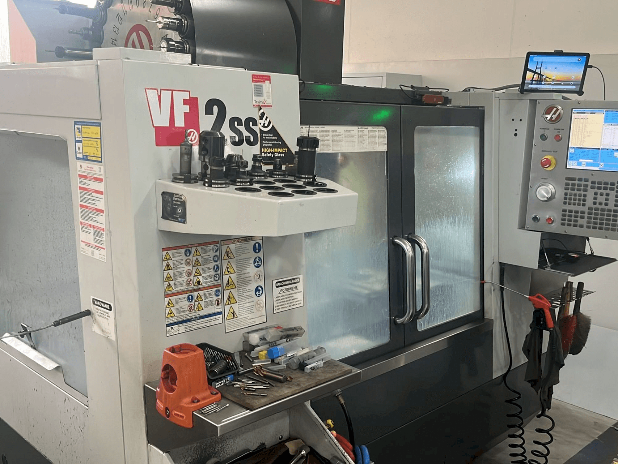 Vista frontale della macchina HAAS VF-2SS