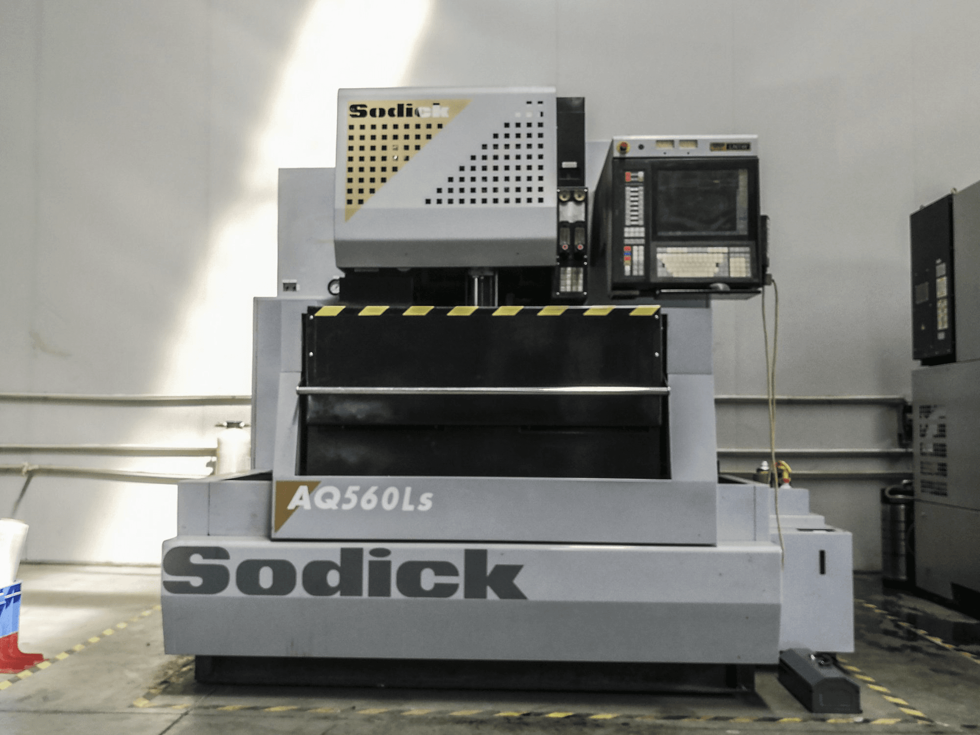 Vista frontale della macchina Sodick AQ560LS