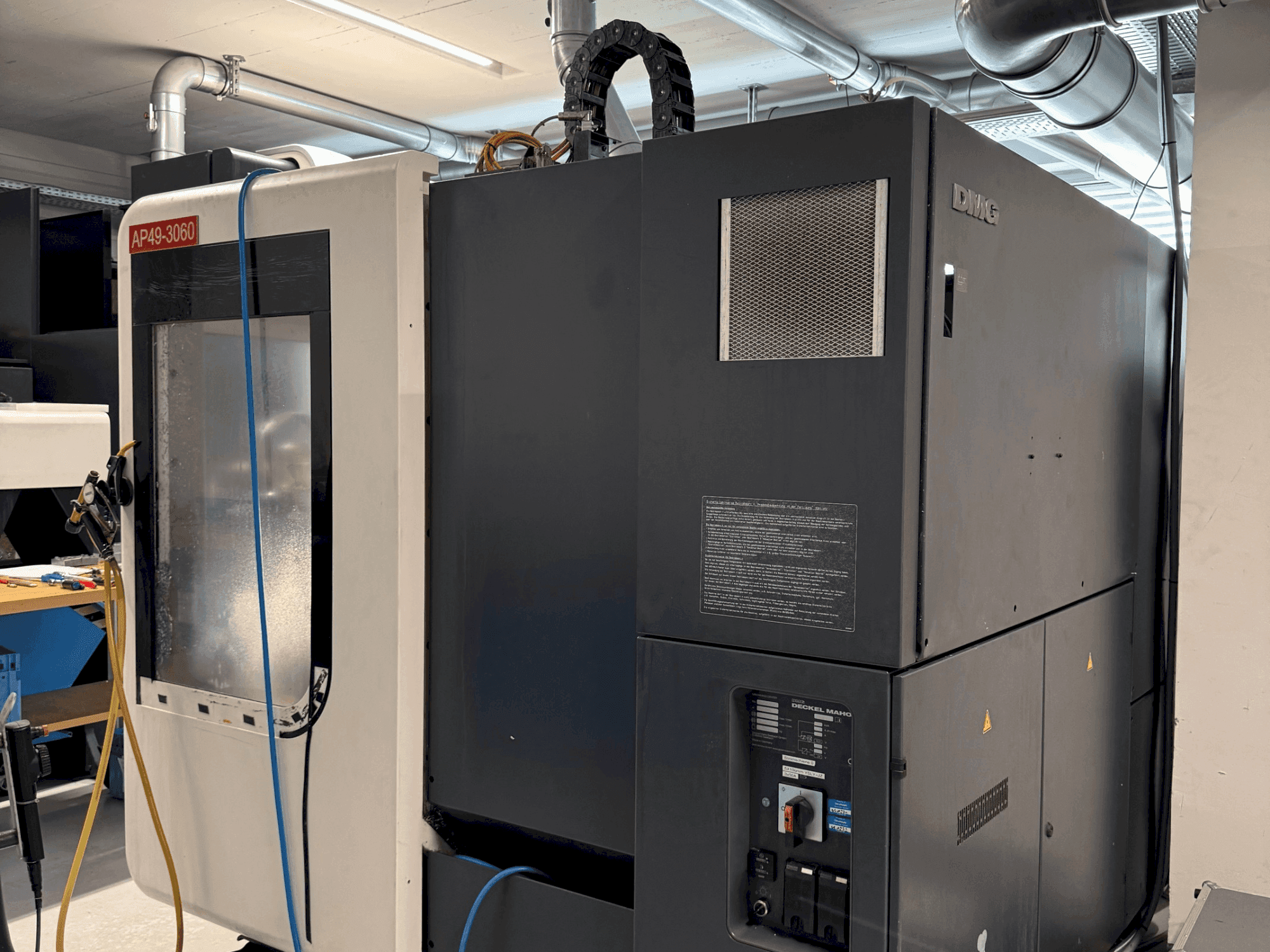 Vista frontale della macchina DMG DECKEL MAHO DMU 70 Evolution linear